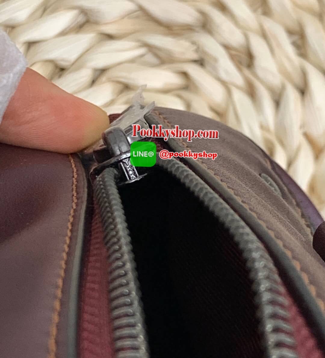 COACH IVIE BENNETT SATCHEL IN SIGNATURE JACQUARD BAG ✔️วัสดุผ้าJACQUARD +pvc ✔️ป้ายห้อยเป็นโลหะแบรนด์ ✔️เปิดปิดกระเป๋าแบบซิป ภายในใส่กระเป๋าสตางค์ใบยาวได้ ของอื่นๆจุค่ะรุ่นนี้ ✔️สายสะพายถอดออกได้ เลื่อนปรับระดับได้นะคะ