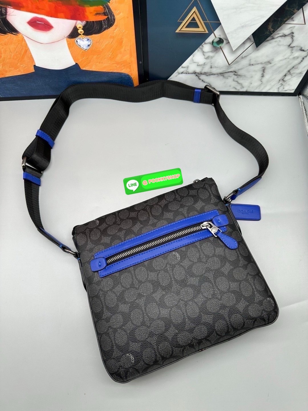 🎒 Coach CR747 – Houston Flight Bag in Signature Canvas เท่ เนี้ยบ พร้อมลุยในทุกวัน กับทรง Messenger ที่ใช้งานง่ายที่สุด 🖤 รุ่นนี้เท่มาก! สะพายแล้วหล่อขึ้นอีก 3 ระดับ Coach CR747 – Houston Flight Bag รุ่นขายดีสาย Messenger สะพายข้างได้พอดีต