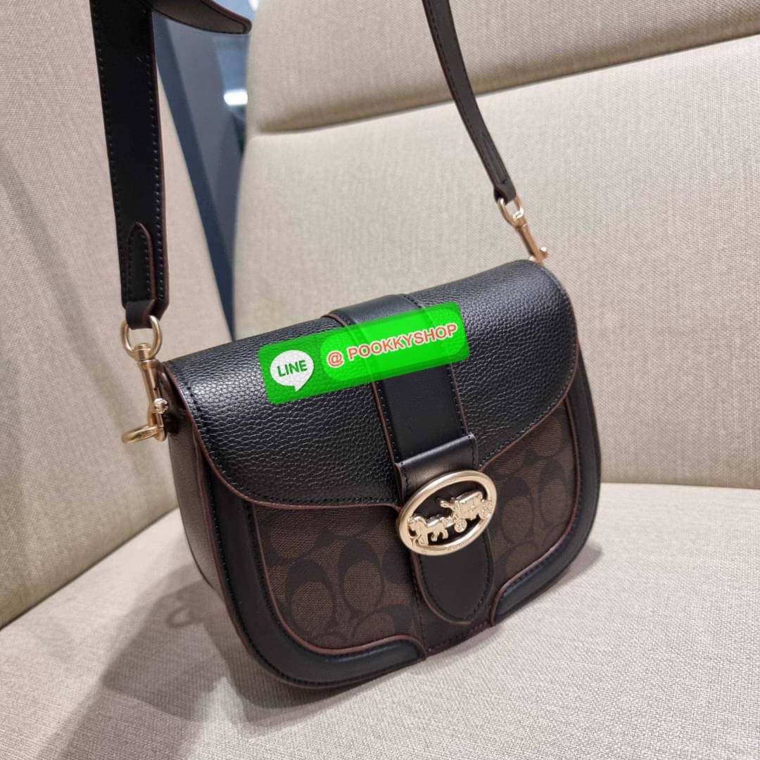 COACH C3593 GEORGIE SADDLE BAG IN COLORBLOCK SIGNATURE CANVAS WITH RIVETS ยกระดับความหรูให้กับตัวเองกันหน่อย ด้วยกระเป๋ารุ่นนี้!! ครอสบอดี้ที่ดีไซน์หรู อัพเลเวล ในราคาที่จับต้องได้ วัสดุหนังแคนวาสเคลือบสลับหนังเรียบ พิเศษไปอีกตกแต่งขอบด้วยหมุด เพิ่มดีเทลก