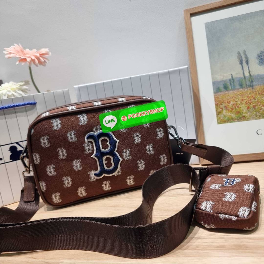 MLB JACQUARD MONOGRAM CROSSBODY BAG ฉุดไม่อยู่ ดาเมจแรงมาก!! กับกระเป๋าครอสบอดี้ ที่สายเกาต้องมี!! ดีไซน์ลวดลายโมโนแกรมเอกลักษณ์ ลงบนผ้า jacquard ได้อย่างลงตัวและสวยงาม เปิด-ปิดด้วยซิป ภายในโล่งกว้าง จุของสบายๆ มาพร้อมใบลูก และสายสะพายข้าง ให้ความคล่องตัว