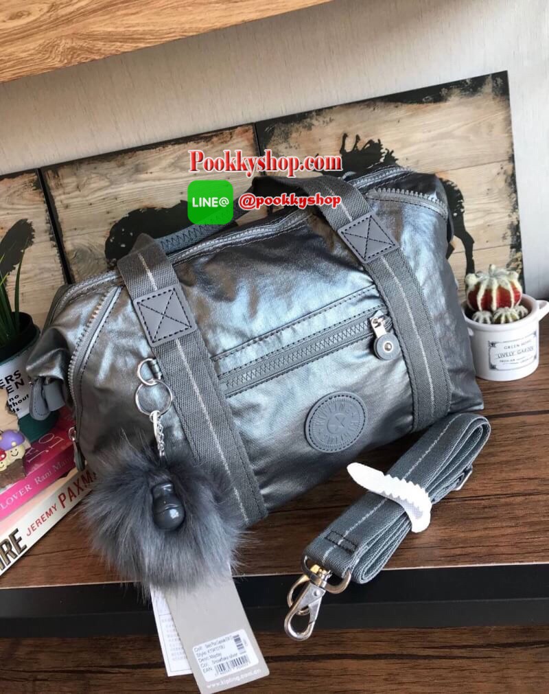 Kipling Art Mini Shoulder Bag จากMayday’s Collection กระเป๋าถือหรือสะพาย วัสดุPolyamide 100% ขนาดกลาง น้ำหนักเบา รุ่นนี้เก็บทรงได้ตามแบบฉบับของ Art mini ช่องซิปและช่องการใช้งานมีให้เป็นสัดส่วน มาพร้อมmonkey Pompom และสายสะพายถอดและปรับได้ฟรีไซส์ ใช้งานได้