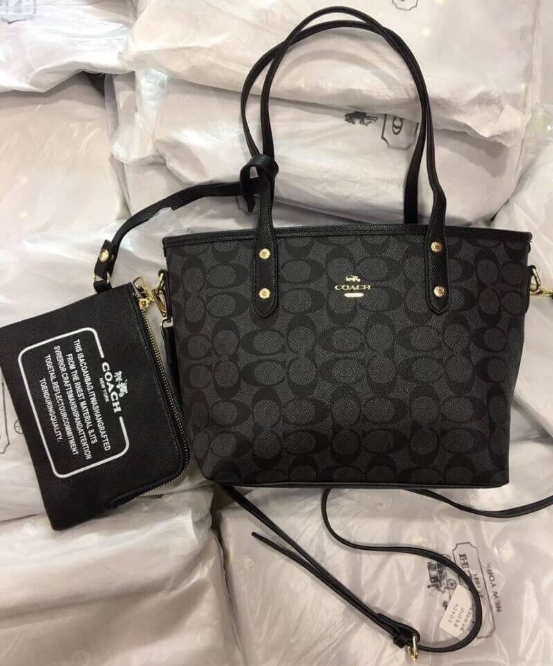 (hot)🔥🔥 Coach ทรงช้อปปิ้ง เกรดท็อปมิลเลอร์ กระเป๋าถือ สะพายข้าง งานวัสดุเกรดมิลเลอร์ทั้งใบ งานปั้ม เป๊ะทุกจุด ติดโลโก้ Coach ถุงผ้าปั้มเเบร์น coach มีใบเล็ก มีสายยาวปรับได้ ขนาดสวย รุ่นนี้ขายไวมากจ้า