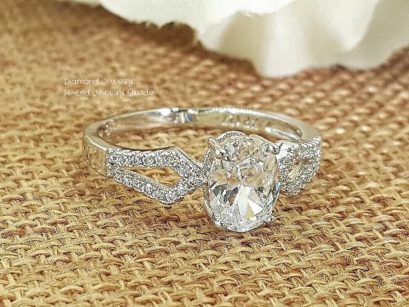 New Arrival !!!!!!! แหวนเพชร CZ แท้ เพชร 1 กะรัตสวยๆคะ งานสวยมากๆค่ะ แม่ค้าช๊อบชอบบ เพชรแววาวสวยมากคะ ดีไซส์เม็ดชูหวานๆ สวยเก๋ไม่เหมือนใคร งานฝังแบบ micro setting ใส่ออกมาทรงสวยคะ นิ้วเรียวยาว ใส่ได้ตลอดไม่ตกเทรน เข้าได้ทุกชุดเลยจ้า ห้ามพลาดเยย