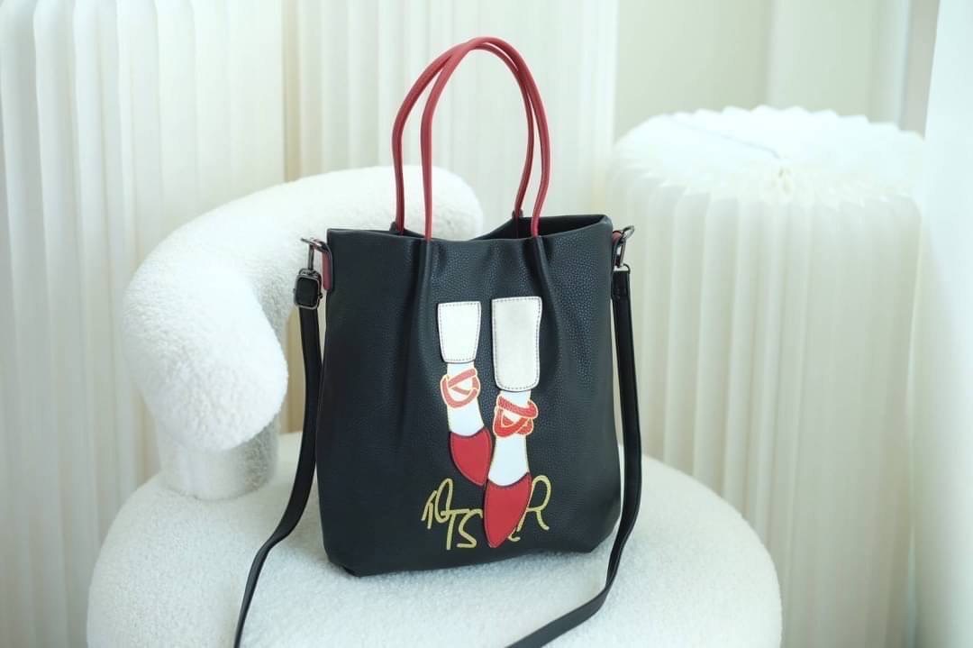 มาอีกรอบละจร้าาา‼️ ฮิตที่สุดใน Japan🇯🇵 ต้องใบนี้เลย กระเป๋า Alice and Olivia น่ารักน่าใช้มากๆ ไม่ต้องไปหาซื้อไกลถึง japan 🇯🇵 ด้านในใส่ของได้จุ มีช่องซิบหลายช่อง ถือได้สะพายได้เลย so cute สุดๆเลยค่า