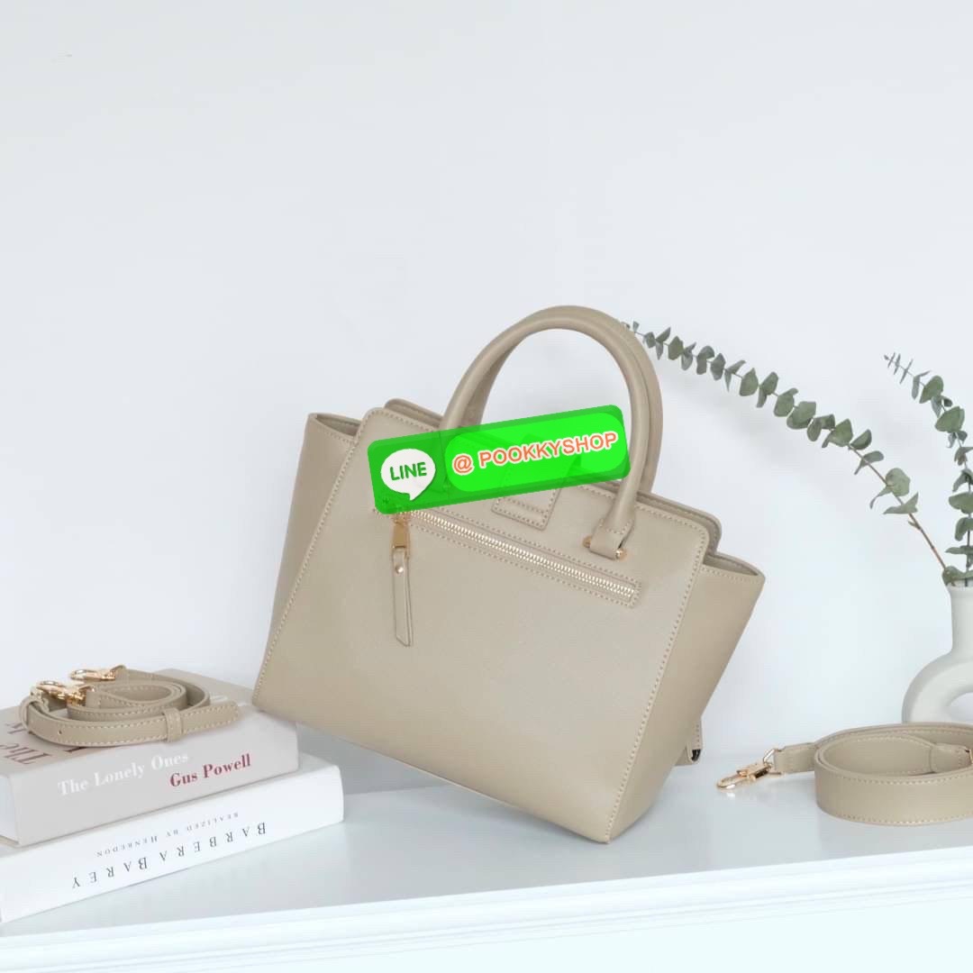 สินค้าเข้าใหม่ กระเป๋า Handbag ฟังชั่นครบที่อยากแนะนำ 👜 KEEP รุ่น ‘ 𝗩𝗔𝗟𝗘𝗡 HANDBAG ‘ **พิเศษ !! รุ่นนี้ตัวกระเป๋าทำจาก หนัง Microfiber ลาย Epsom ที่เป็นพื้นผิวสัมผัสมีลายตารางเล็กน้อย สวยหรู ทนทาน น้ำหนักเบา