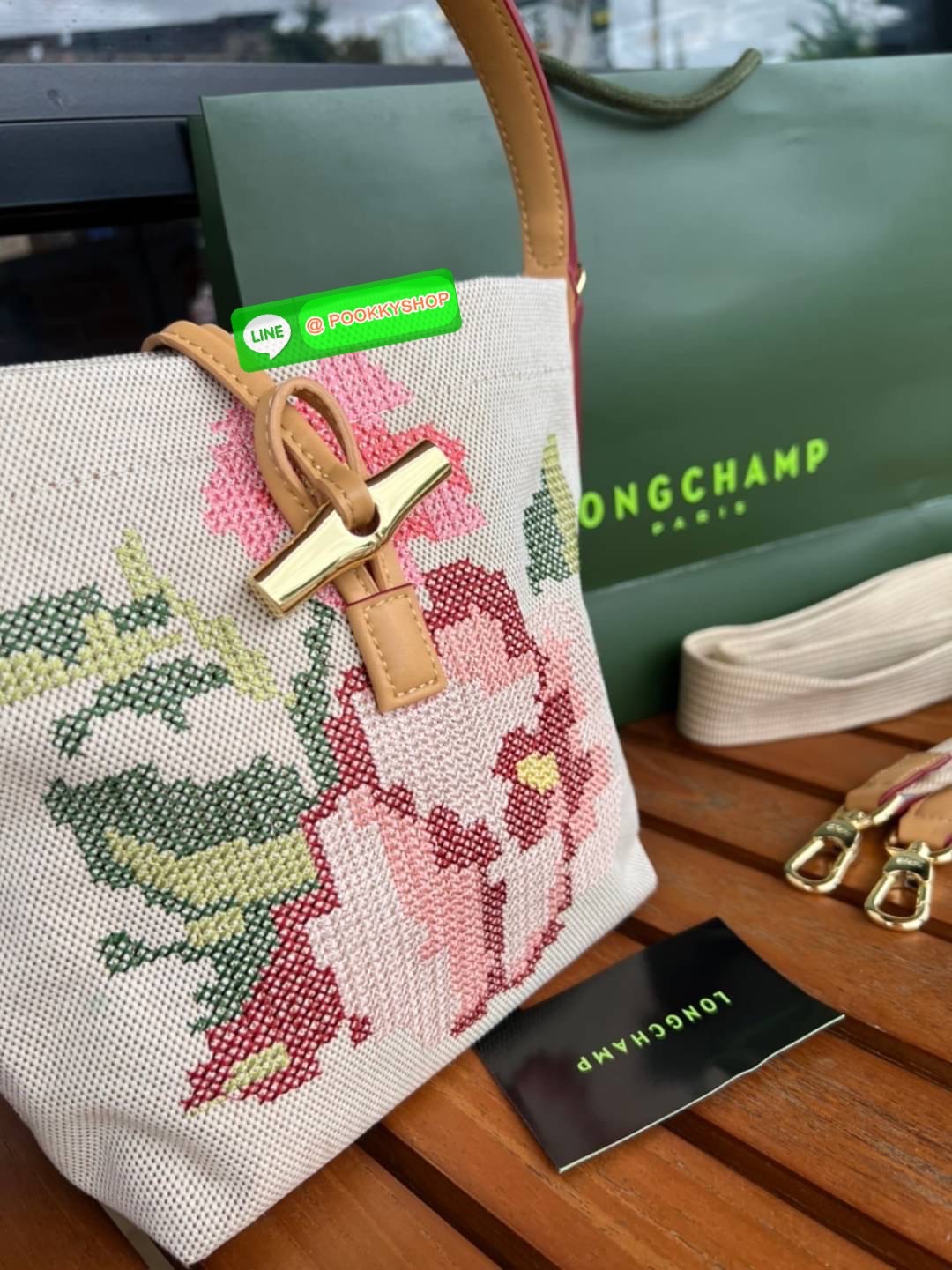 Longchamp Roseau Essential Fleurs กระเป๋าทรงถังขนาดเล็ก วัสดุผ้าฝ้าย ลายปักษ์ดอกกุหลาบ Roseau เป็นคอลเล็คชั่นที่สดใสและเรียบง่าย ซับในสีพื้น อะไหล่สีทอง น้ำหนักเบา จุของได้เยอะ มีสายสะพายไล่ ถอดสายได้ Crossbody ได้