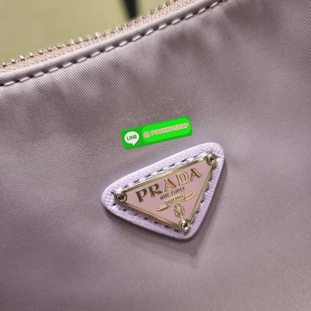 PRADA RE-EDITION 2005 RE-NYLON SHOULDER BAG ไอเท็มสุดปัง ที่ฮิตตลอดกาลไม่ว่าจะปีไหนๆ จัดให้ครบทั้งสีขายดีและสีใหม่ล่าสุด ที่สายคุณหนูห้ามพลาด!! กับกระเป๋าสะพายทรงคลาสสิค เหมาะเป็น everyday bag มากๆ วัสดุผ้าไนล่อนคุณภาพ พร้อมใบลูก ไว้ใส่เหรียญ ใส่กุญแจได้ส