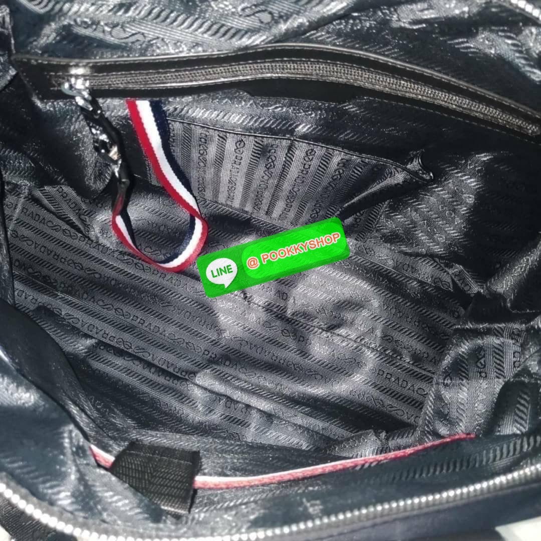 พร้อมส่งที่ไทยอีกครั้งกับ กระเป๋าใบใหญ่ กระเป๋าเดินทางแบบถือ ทรง TRAVEL BAG ใส่ของได้เยอะมาก งานพรีเมียมสมนาคุณแบรนด์ดังอย่าง PRADA ไปต่างประเทศได้สบาย ตัวกระเป๋าทำจากผ้า NYLON เคลือบอย่างดี สามารถกันน้ำได้ อะไหล่เงินทั้งใบ ด้านหน้าประดับโลโก้แบรนด์สุดหรู