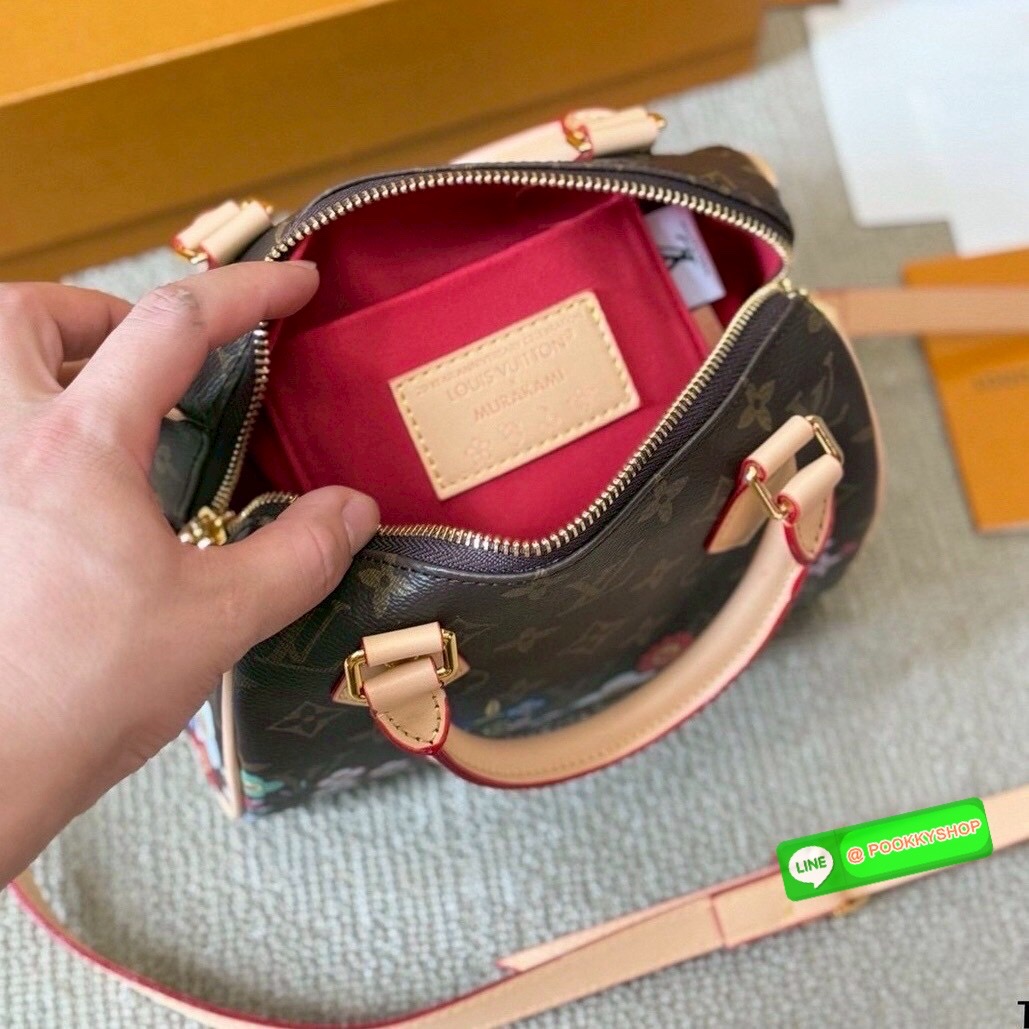 🕊️ พร้อมส่ง | LV x TM speedy bandouliere 20 bag Monogram Flowers กระเป๋าทรงหมอนใบเล็ก คอลแสนสดใสด้วยการตกแต่งลายพิมพ์ รุ่นดอกไม้หลากสี และเชอรี่ มาพร้อมกุญแจล็อค ขนาดกำลังดี กะทัดรัด เปิด-ปิดด้วยซิป สามารถเกี่ยวกุญแจล็อคได้ หูจับในตัว และมีสายสะพา