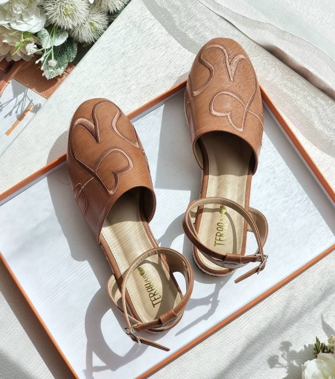 พร้อมส่ง👠👠สลิปออนตัวใหม่ล่าสุดมาแล้วจ้าา งานปักเน้นๆ หนังนิ่มใส่สบายเท้า เย็บขอบปออย่างดี งานสวยมากกก