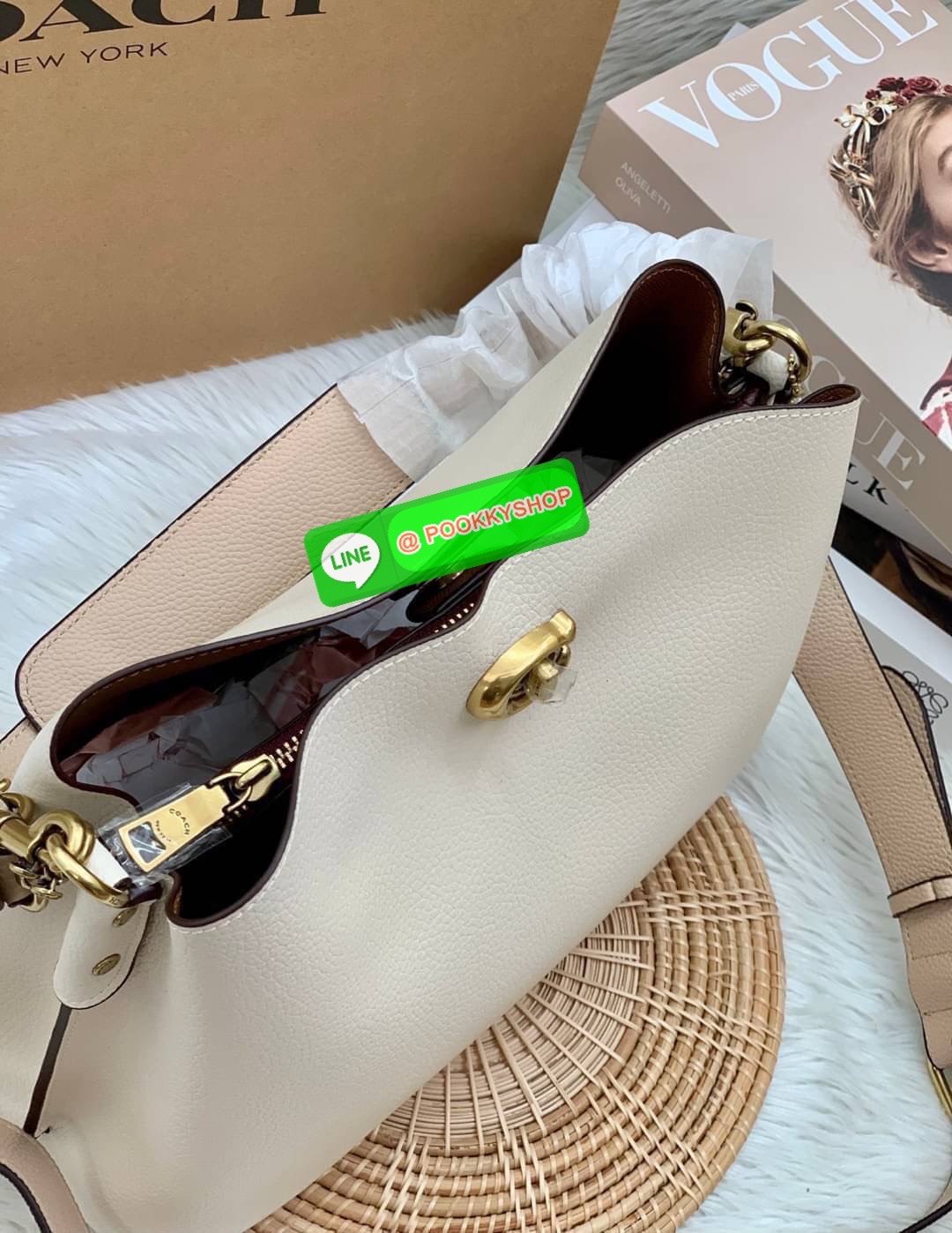 COACH WILLOW SHOULDER BAG ((C2745//C2590//C2621)) พร้อมส่ง ไม่ให้หลงรักยังไงไหว 🔺กระเป๋าหิ้ว//คล้องไหล่//สะพายข้าง สุดคุ้ม! หนังแท้ชั้นดีที่สุด ได้ไปหลงรักแน่นอนค่ะ หนังสวยมากๆ 🔺ตัวกระเป๋าแบ่งเป็นสองช่องหลัก ด้านนึงเป็นแบบหมุนล็อค//อีกด้าน