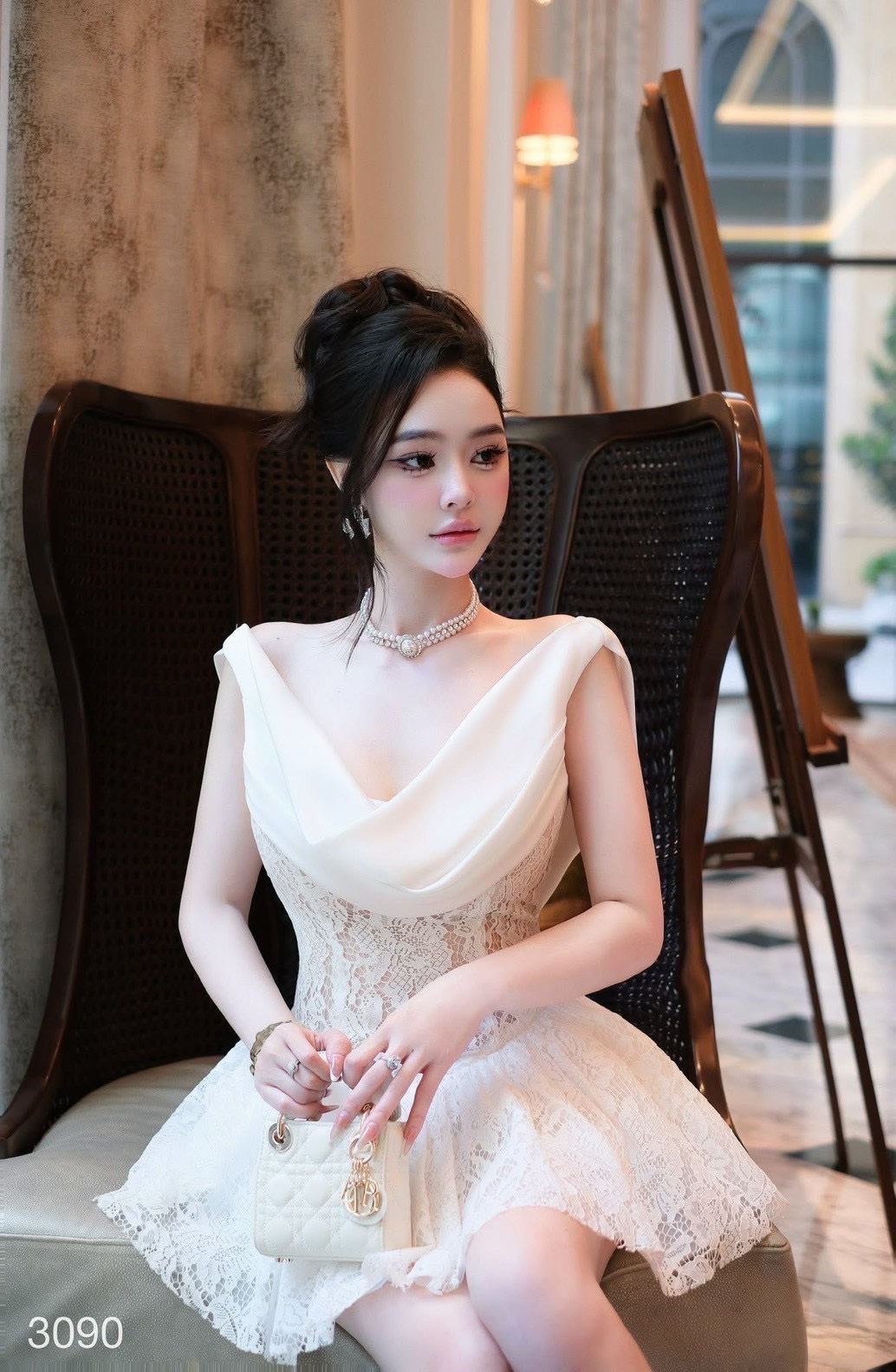 เดรสแฟชั่น มินิเดรสลูกไม้สีขาว คอถ่วงด้านหน้าตกแต่งด้วยผ้าซาติน