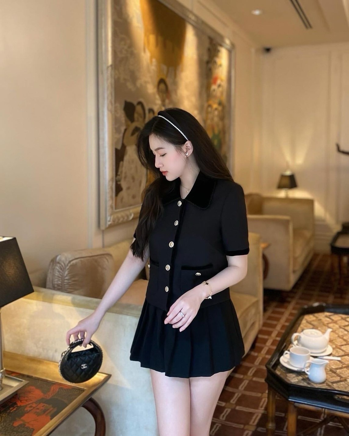 ชุดเซทแฟชั่น Set 2 ชิ้น สีดำเสื้อครอปแขนสั้น ดีเทลเย็บต่อคอปกและกุ๊นผ้ากำมะหยี่