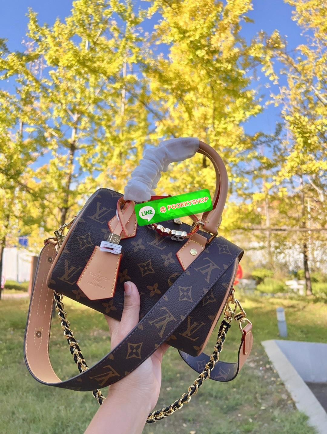 จำนวนจำกัด ไม่ทันราคานี้คือพลาดมากๆค่าสาวๆ ได้รุ่นนี้ไปไม่ผิดหวังค่าสาวๆ น้องมาพร้อมAccessories brand จัดเต็มในใบสวยมากๆ! #หมดรอบนี้ไม่เจ้าแล้วจ้าา LOUIS VUITTON SPEEDY 20 WITH CHARM (Limited Edition vip duty free ตปท.) 🔖พร้อมส่ง! ใบน้องขนาดกลาง ห