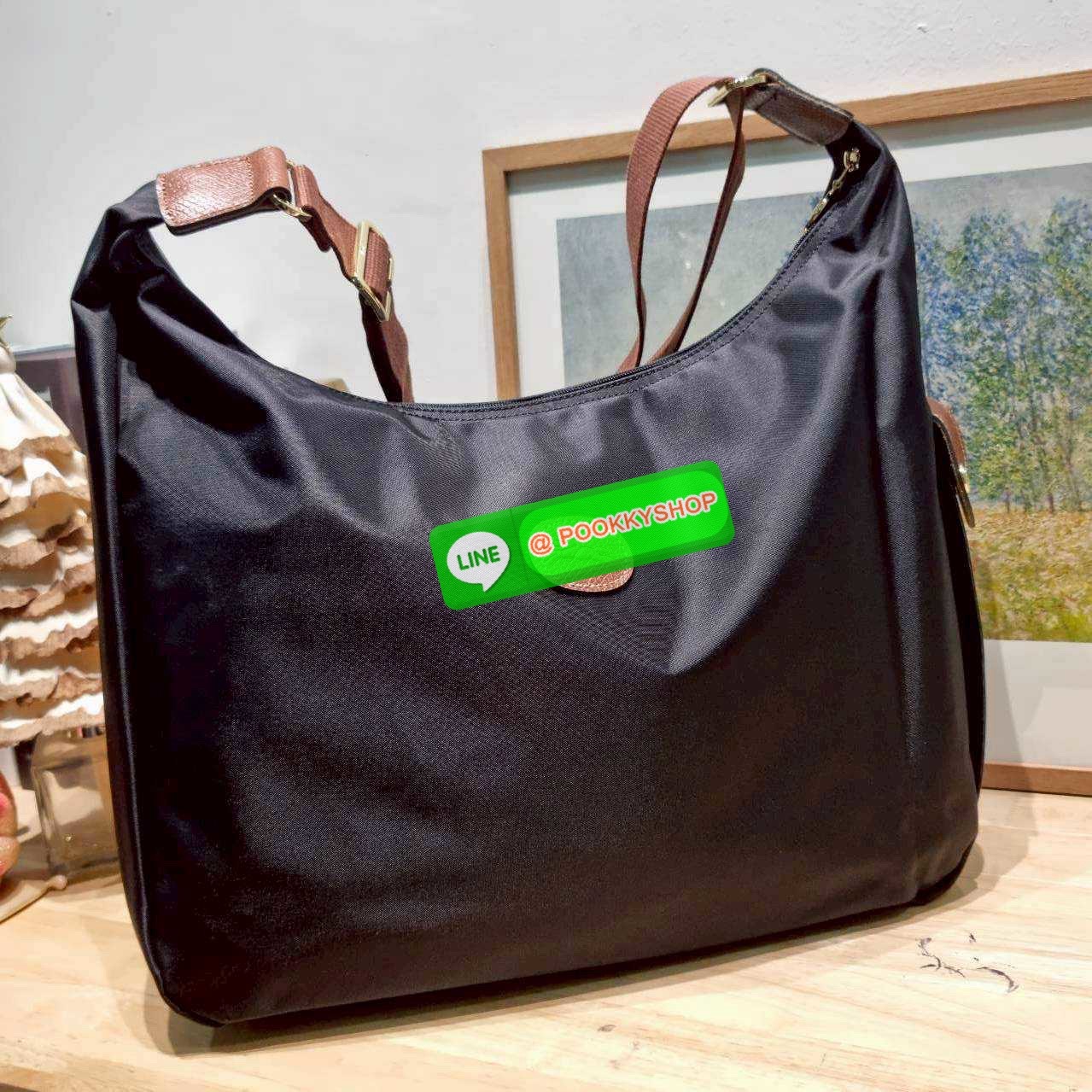 🔆 Model Longchamp le pliage hobo bag 🔆 Details กลับมาอีกครั้งกับรุ่นหายาก กระเป๋าทรงโท้ท ใบใหญ่กำลังดี จุของได้เยอะมากๆ ใส่โน้ตบุ้คได้ ใช้ไปทำงานแมทช์ได้กับทุกไลฟ์สไตล์ ด้านข้างมีกระเป๋าเล็กๆใส่ของจุกจิกหรือโทรศัพท์ได้ เปิด-ปิดกระเป๋าด้วยซ