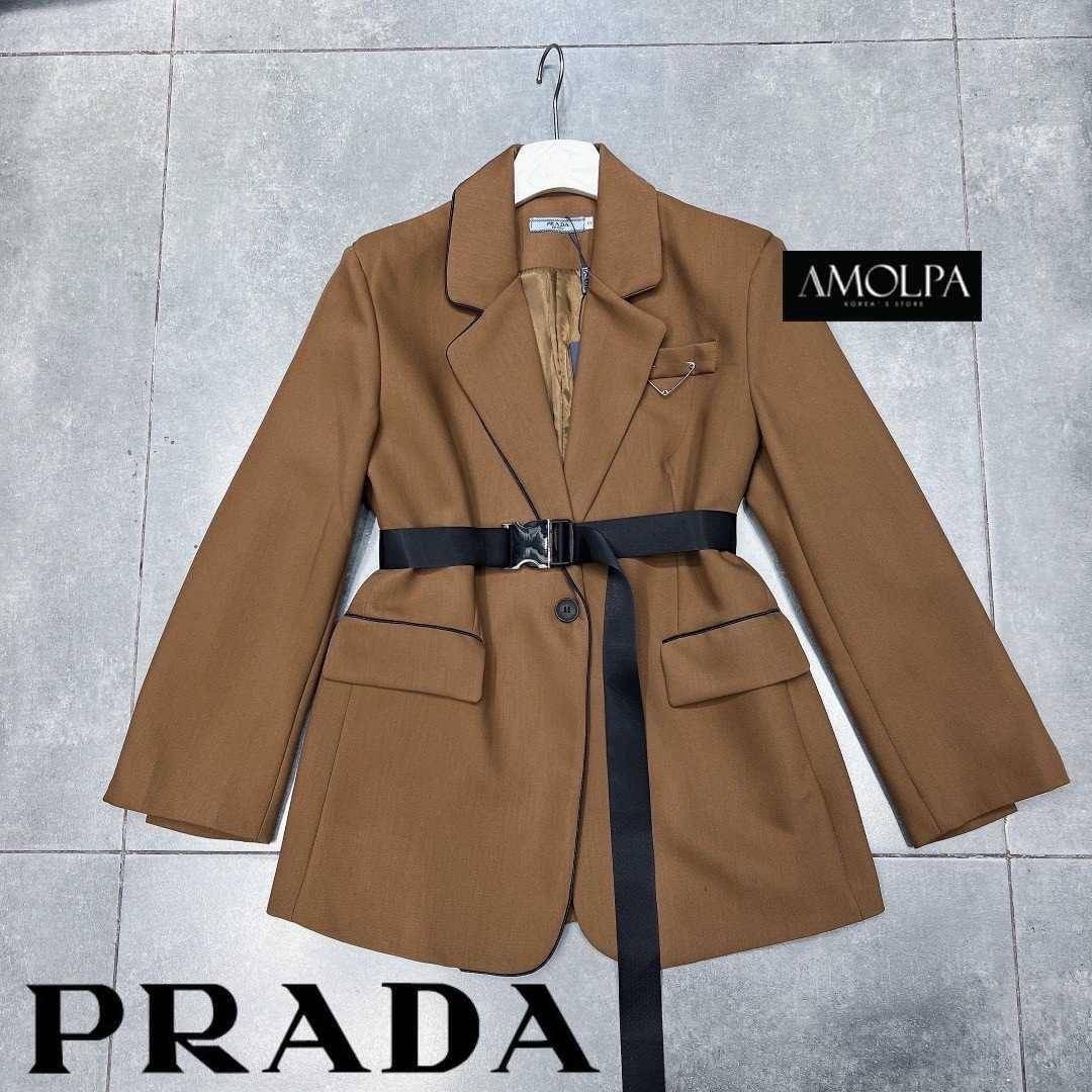 ตัวเสื้อเป็นสูท BLAZER งาน PRADA WITH BELT ด้านหน้าแต่งกระดุม มีกระเป๋าล้วงด้านหน้า งานดีมากกก ผ้าอย่างหนัก มีซับในในตัว งานเนี๊ยบ *** งานการันตรี คุณภาพดีสุดๆคะ*** งานดีแบบนี้สาวๆทราบแล้ว รีบจองด่วนก่อนหมดน้ะจ้าา ป้าย Tag PRADA