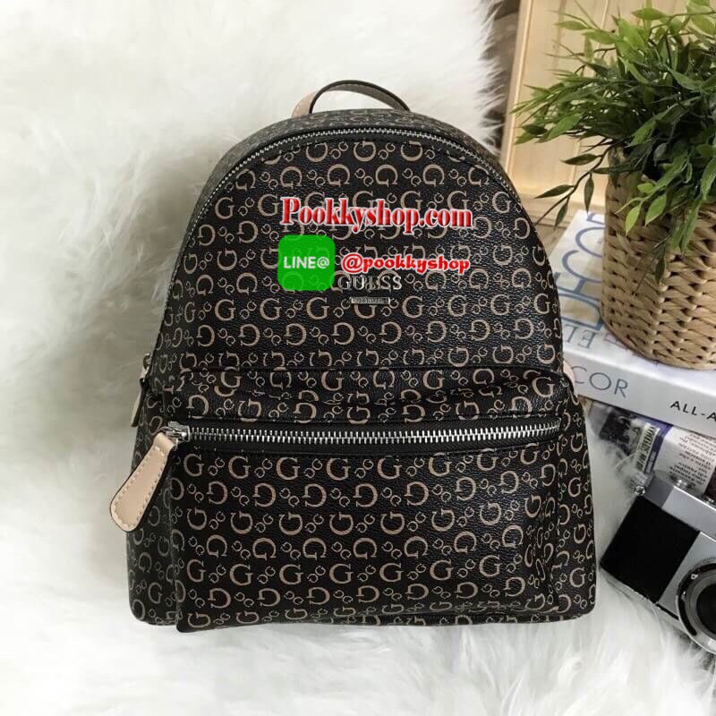 Don't Miss! GUESS WOMAN'S FACTORY BACKPACK กระเป๋าเป้ขนาดกำลังดีวัสดุหนังแกะสังเคราะห์นิ่มสวยน้ำหนักเบา มีหูหิ้วเเละสายสะพายหลังเลื่อนปรับได้ ด้านหน้ามีโลโก้และช่องซิป เปิดปิดด้วยซิปสะดวกใช้ ภายในกว้างใส่เอกสาร ipad ของใช้ได้เยอะ จะสะพายไปเรียนไ