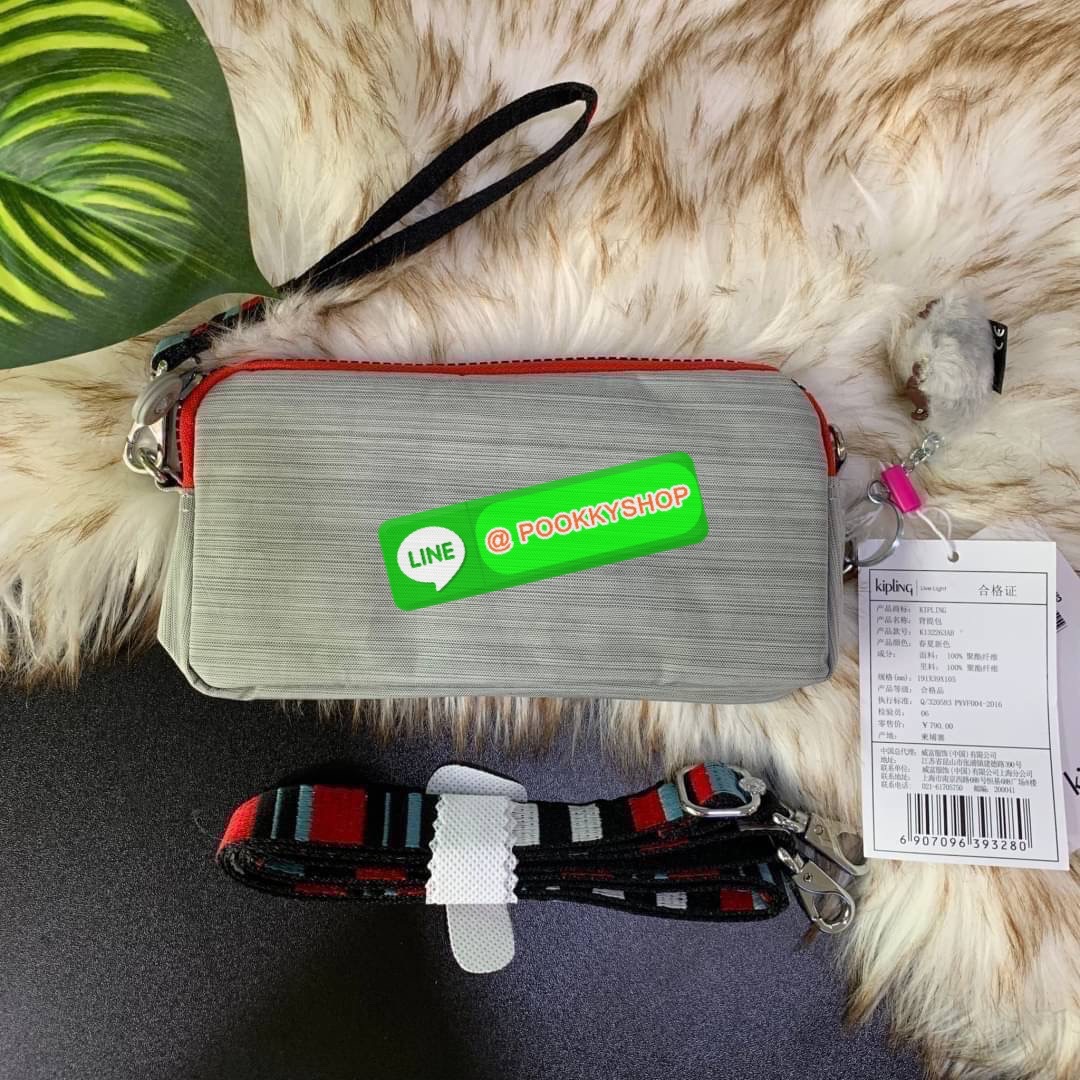 KIPLING 3 Monkey program Seoul up clutch & sling bag กระเป๋าคล้องมือ หรือ สะพายข้าง ขนาดเล็ก วัสดุ Nylon & Polyester 100% ใช้งานได้ 2 รูปแบบ มีสายสลับเปลี่ยนได้ทั้งแบบคล้องมือหรือสะพายข้าง เปิด-ปิดด้วยซิป ช่องหลักโล่ง มีช่องใส่บัตรด้านข้าง 6 ช่อง และช่องด