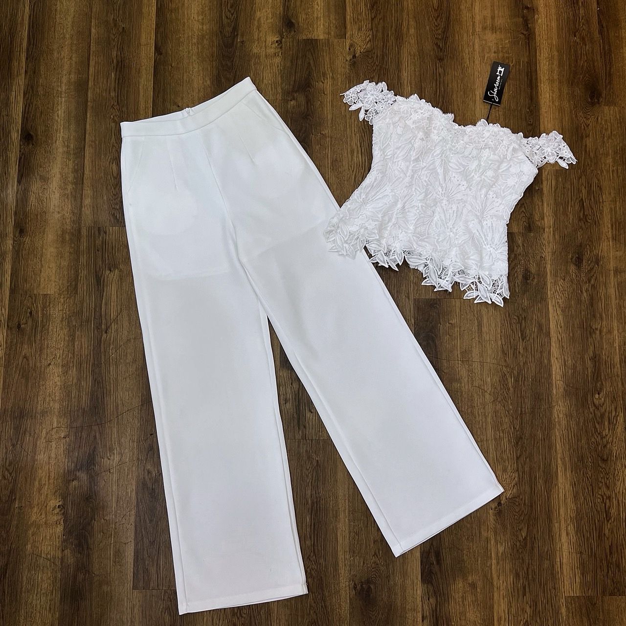 ชุดเซทแฟชั่น เซ็ตเสื้อลูกไม้ปาดไหล่ซิปหลัง มาพร้อมกางเกงขายาวสีขาวทรงสวย