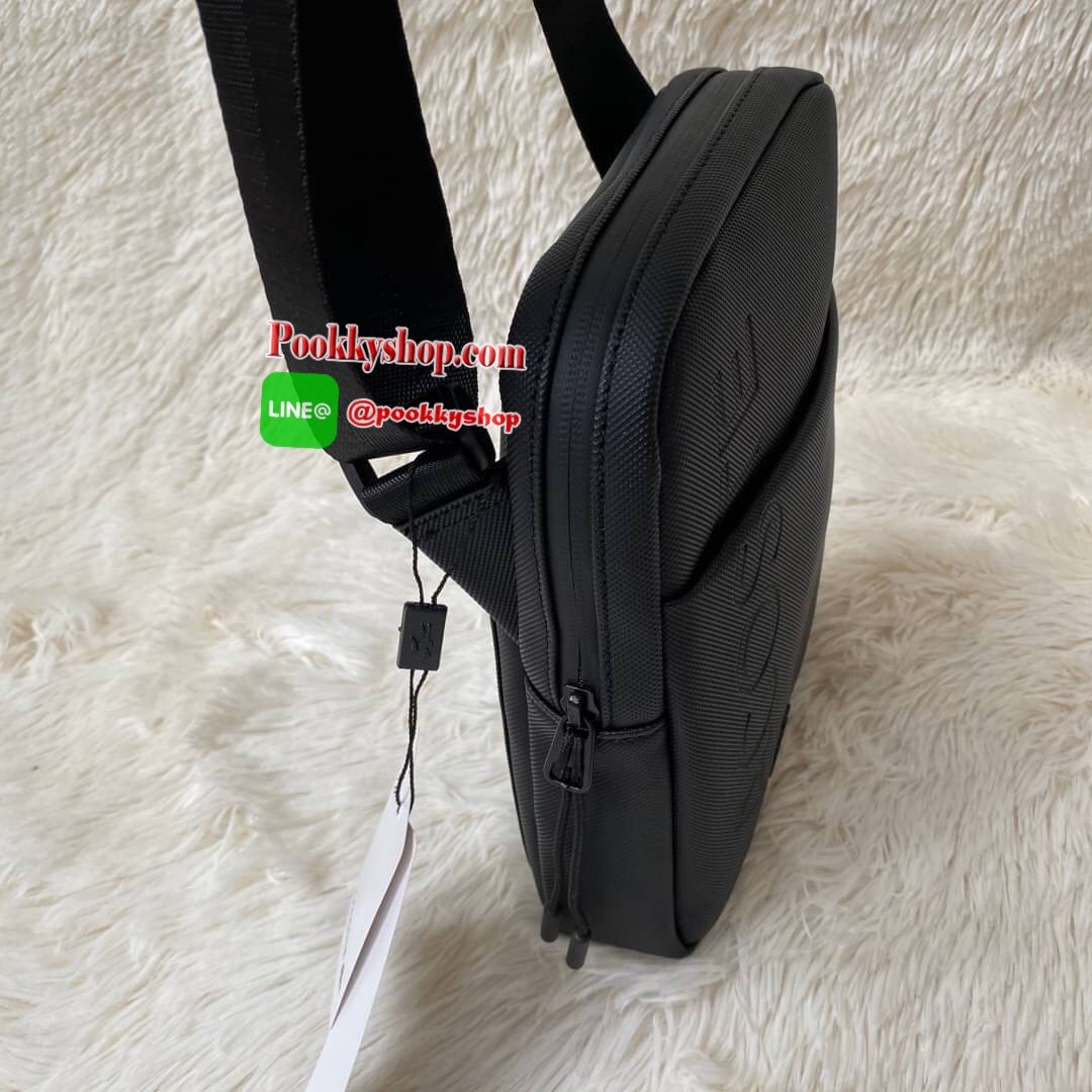 ลาคอส Classic Crossbody Bag กระเป๋าสะพายรุ่นยอดนิยม วัสดุ PVC ด้านหน้ามีโลโก้แบรนด์สวยโดดเด่น มีช่องเล็กใส่ของจุกจิกเปิดปิดด้วยกระดุมแม่เหล็ก ด้านหลังเรียบ มีช่อง1ช่องส่วนช่องด้านในกว้างเปิดปิดกระเป๋าด้วยซิปสะดวกใช้ มีช่องซิปและช่องเสียบด้านข้าง สายสะพา