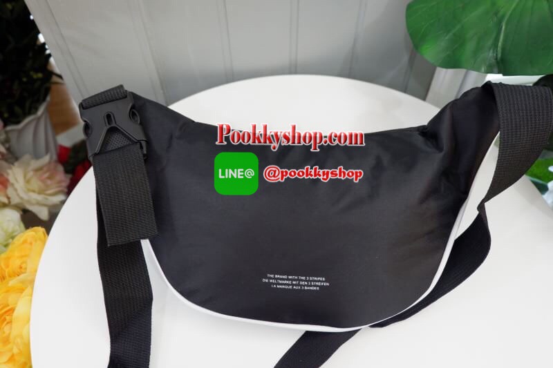 ADIDAS ORIGINALS ADICOLOR WAIST BAG Best seller! **ดาราเซเลปใช้กันเพียบ ช้าอดหมดก่อนนาจา กระเป๋าคาดอก/คาดเอวสุดชิค ดีไซน์เรียบง่าย แต่สะพายแล้วเท่ห์ คลาสสิคสุดๆ อะไหล่เงิน เปิด-ปิด ด้วยซิป ภายในกว้าง ใส่กระเป๋าสตางค์ยาวได้ และของจุกจิกได้ พอประมาณ มีช่องซ