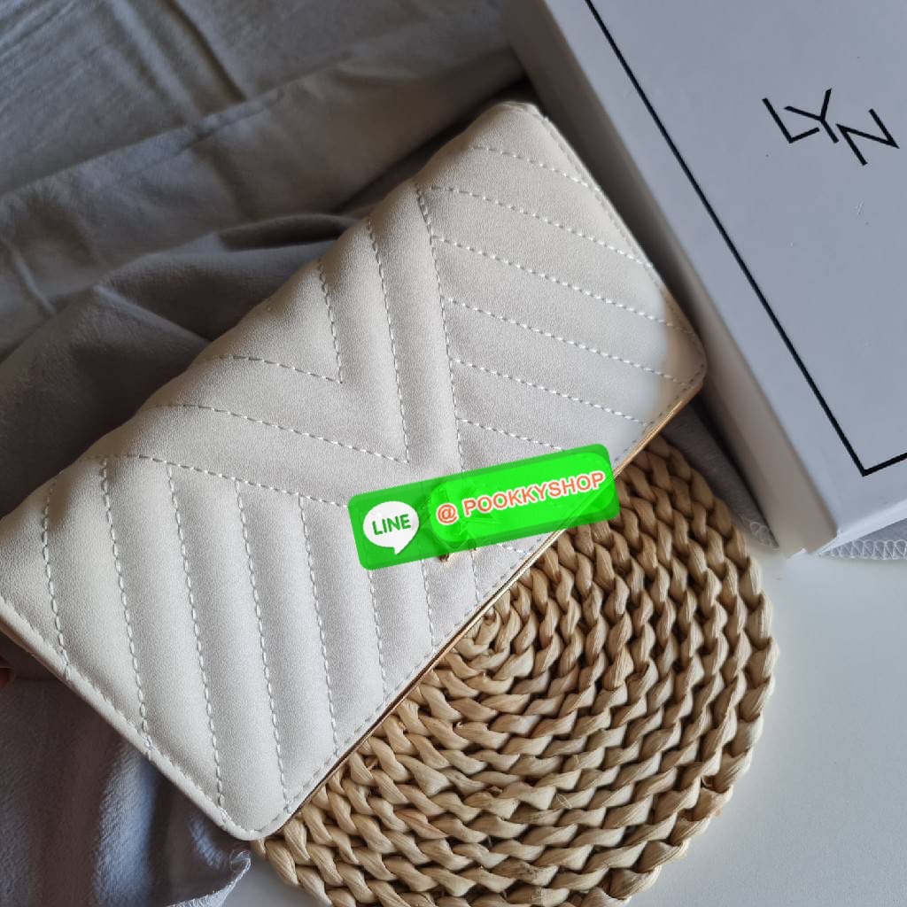 กระเป๋าสตางค์ Lyn ใบยาวแบบฝาพับ รุ่นนี้มองแล้วละมุนมากค่ะ ใบยาวขนาดกำลังดี โทนสีดูอบอุ่นด้วย ใส่บัตรใส่แบงค์ใส่เหรียญ ได้ครบ ใครกำลังเล็งหาของขวัญของฝาก หรือมองหากระเป๋าใบใหม่ แนะนำเลยจ้า