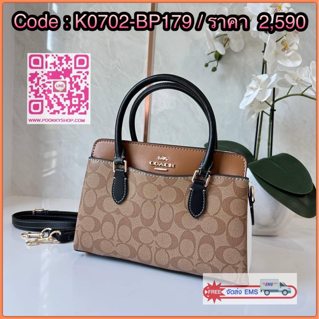 COACH MINI DARCIE CARRYALL IN BLOCKED SIGNATURE CANVAS (CH287) 👜คอลเลคชั่นใหม่สุดปัง ลุคคุณนายจะถือหรือสะพายข้างก็เริ่ดคะ รูปทรงถังไซส์เล็กวัสดุแคนวาสตัดหนังแท้ สายสะพายข้างถอดออกได้ มีหูหิ้วในตัว ภายในเป็นช่องโล่ง กว้างมีช่องแบ่งสัดส่วนใส่ของได้ค