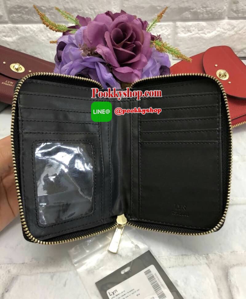 New arrival !!! LYN SHORT WALLET BAG รุ่นใหม่ล่าสุด!!! กระเป๋าสตางค์ใบสั้นขนาดกลาง วัสดุหนังลิ้นจี่ ลายหนังสวย นิ่มมือมากๆค่ะ ด้านหน้ามีช่องกระเป๋าหนึ่งช่อง เปิดปิดช่องหลักแบบซิปรอบ ด้านในมีข่องใส่รูปถ่าย ช่องใส่บัตรต่างๆได้ถึง 10 ช่องค่ะ มีช่องกว้างสำหรั