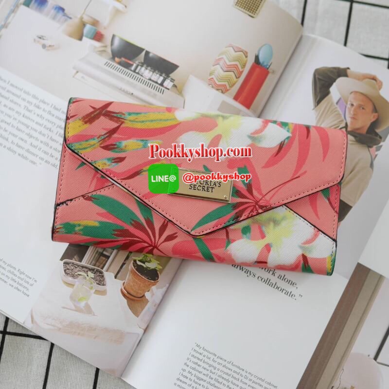 New in!! กระเป๋าสตางค์ลาย signature จากแบรนด์ฮิตอย่าง Victoria Secret โทนสีชมพู ขนาดกะทัดรัด เปิดปิดด้วยฝาพับกระดุม แบบสามตอน ด้านในมีช่องใส่ธนบัตรยาวได้ ใส่บัตรหลายช่อง แถมยังมีช่องซิปใหญ่อีกหนึ่งช่อง เพิ่มความดก๋ด้วยช่องใส่รูปตรงกลาง สวยครบจบทุกฟังค์ชั่