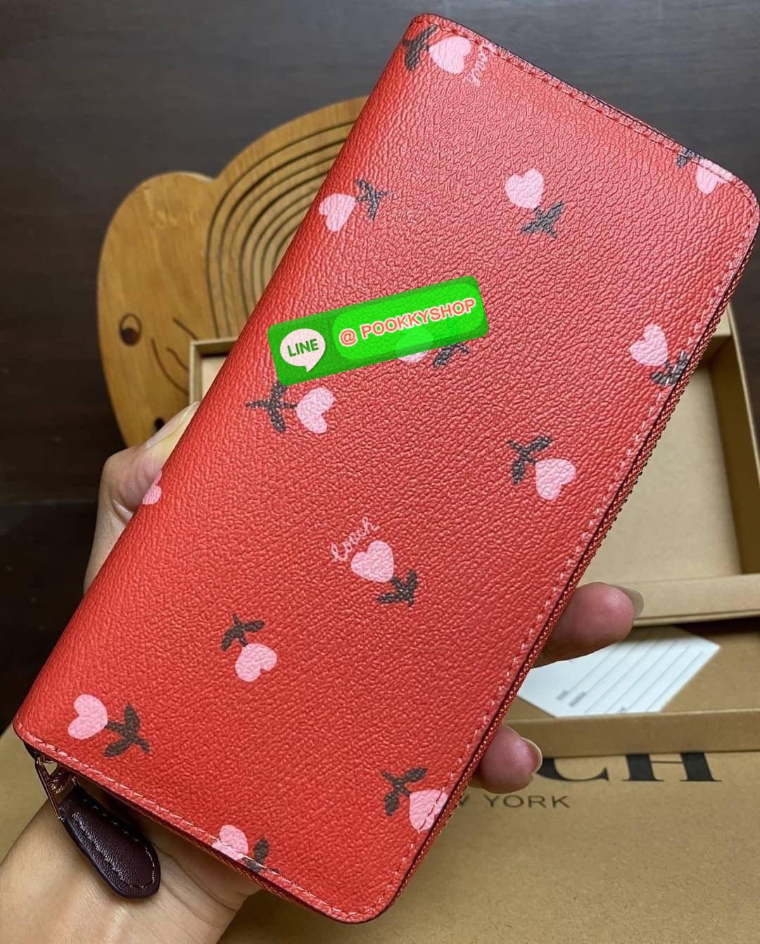 COACH ACCORDION ZIP WALLET IN SIGNATURE CANVAS กระเป๋าสตางค์ใบยาว ซิปรอบ ใช้งานง่าย ด้วยฟังค์ชั้น ด้านใน ใส่บัตรได้จุใจ มีช่องซิปใส่เหรียญตรงกลาง โดนใจหลายๆคนไปเรียบร้อยและคลาสสิค เรียบหรูดูแพงตลอดกาล ยกให้รุ่นนี้เลย