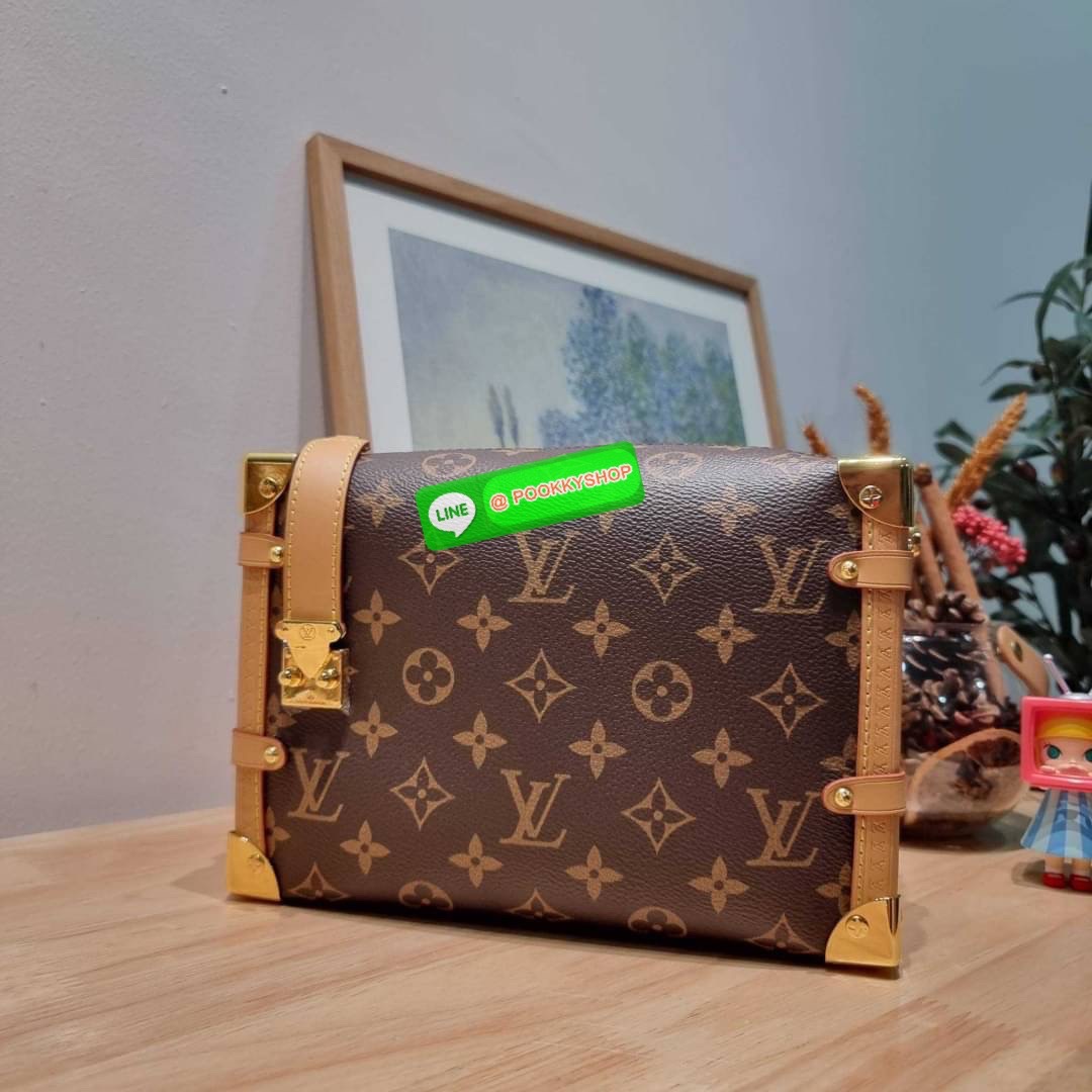 LV SIDE TRUNK สุดยอดกระเป๋าไอคอนนิค ทรงสวย ใหม่ล่าสุดจากเคาน์เตอร์ dutyfree สวยมีเสน่ห์ รูปทรงกล่อง โดดเด่นด้วยหมุดเข้ามุม ซิปเปิด-ปิดล็อคได้ วัสดุหนังแคนวาส ภายในเป็นช่องโล่ง มีสายสะพายมาให้ถึง 2 เส้น คล้องแขน คล้องไหล่เก๋ๆ หรือสะพายข้างชิคๆ พร้อมตอบรับไ