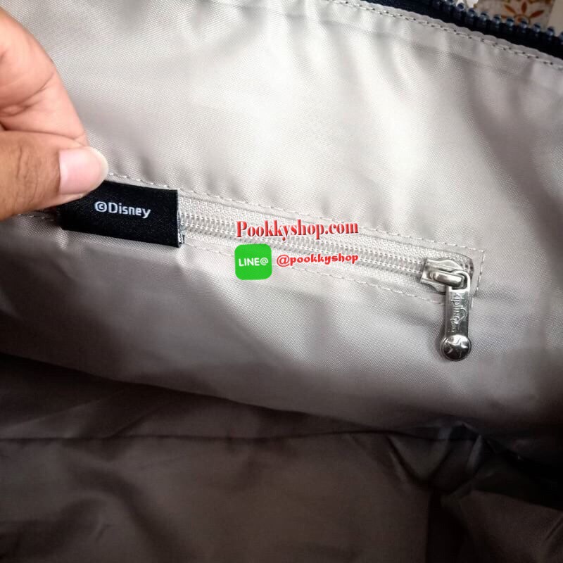 Disney's® 90 Years of Mickey Mouse Handbag 👍 รุ่น ART size L 👍กระเป๋าผ้าคิปลิงสะพายไหล่ได้ ครอสบอดี้ได้ มีสายยาวให้ 👍สามารถปรับสไตล์กระเป๋าได้2รูปแบบ เป็นtote หรือเก็บหูกระเป๋าก็ได้ 👍ช่องใหญ่ใส่ของได้จุ เปิดปิดด้วยซิป