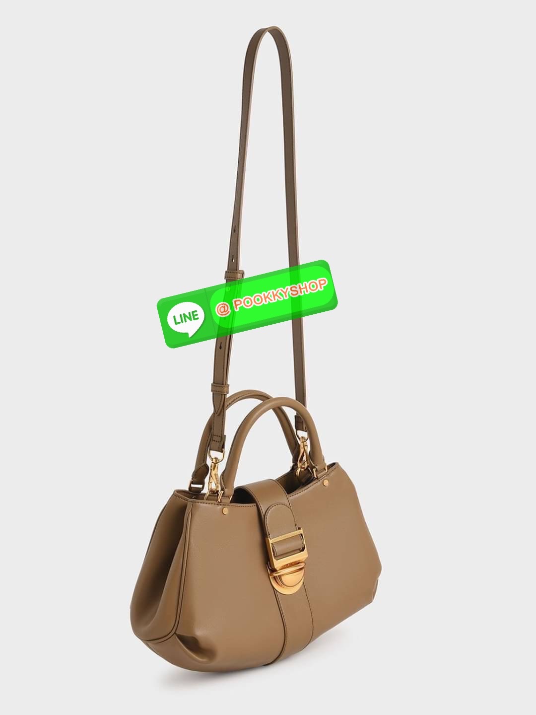 Charles & Keith Buckled Tote Bag กระเป๋าถือทรงเก๋สะดุดตาตกแต่งสายคาดพร้อมหัวเข็มขัดให้กระเป๋าดูโดดเด่นทันสมัย วัสดุหนังเรียบ หูหิ้วกระเป๋าสามารถพับได้ เปิดปิดแบบตัวเข็มขัดด้านหน้า ด้านในกว้าง พกพาของใช้จำเป็นได้อย่างครบถ้วน เช่น กระเป๋าเงินใบยาว โทรศัพท์
