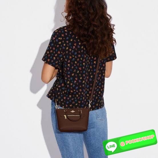 Coach Mini Gallery Crossbody With Stripe Heart Print (coach ca793) กระเป๋าสะพายข้าง เทรนรุ่นเล็กมาแรงวัสดุหนังแท้ทั้งใบ เปิดปิดด้วยซิป มีช่องใส่บัตรเครดิต 2 ช่อง ซับในผ้า สายสะพายถอดได้ สามารถสะพายข้างหรือสะพายไหล่ได้
