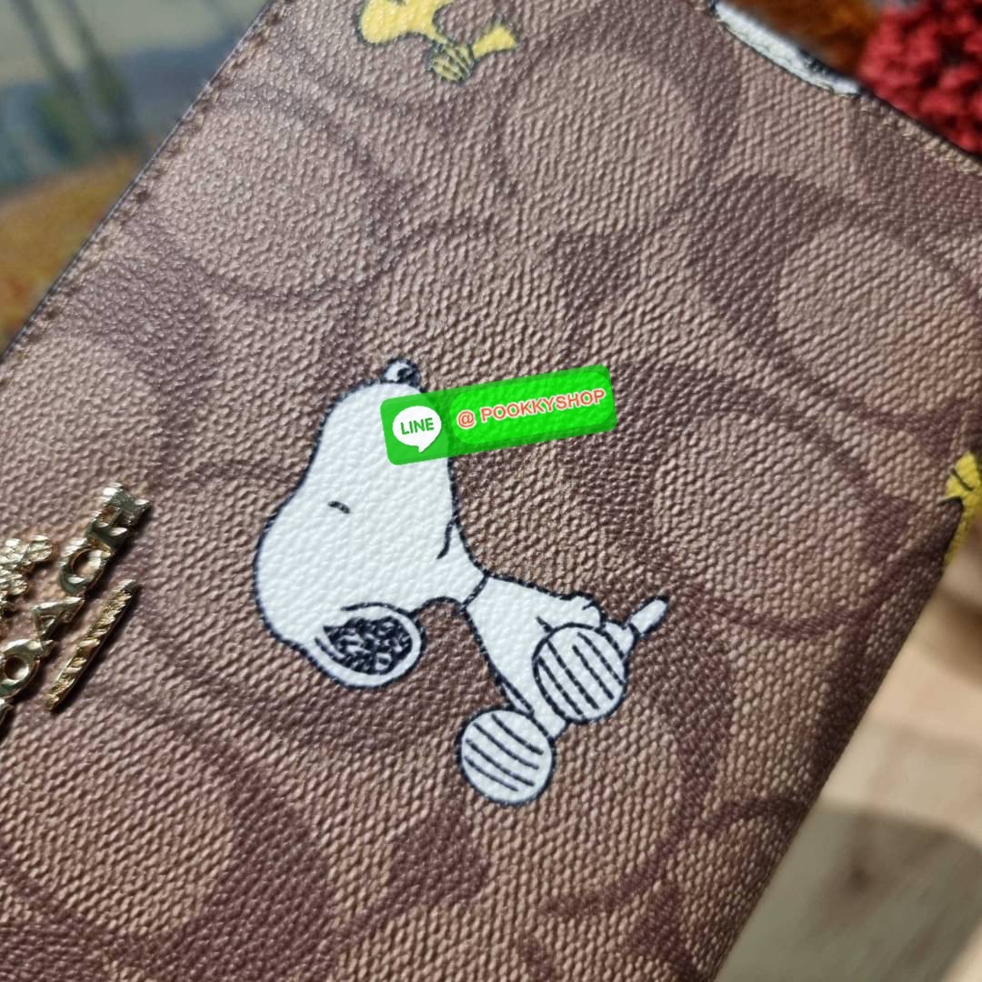 COACH CE705 COACH × PEANUTS LONG ZIP AROUND WALLET IN SIGNATURE CANVAS WITH SNOOPY WOODSTOCK PRINT ใหม่ล่าสุด กับกระเป๋าสตางค์ใบยาวกึ่งคล้องมือ สวยดูแพง ดีไซน์เหล่าการ์ตูนยอดฮิต คลาสสิคไม่มีเอาท์ วัสดุหนังแคนวาสเคลือบผิว ดูแลรักษาง่าย มาพร้อมสายคล้องมือ ถ