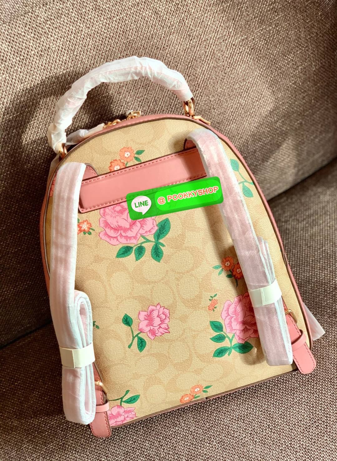 NEW IN! COACH JORDYN BACKPACK ((C1804//3011)) ไม่มียังไงไหว ต้องบอกว่าน้องสวยมากๆค่า! กระเป๋าสะพายหลังแบบมีหูหิ้ว หนังแแท้สวยค่ะ ❤️ทั้งใบปริ้นลายดอกไม้ สวยเด่ด สะดุดตาเลยทีเดียวค่ะ ด้านหน้ามีช่องซิปใส่มือถือหรือของจุกจิกลงไปได้ค่ะ เปิด-ปิดกระเป๋าแบ