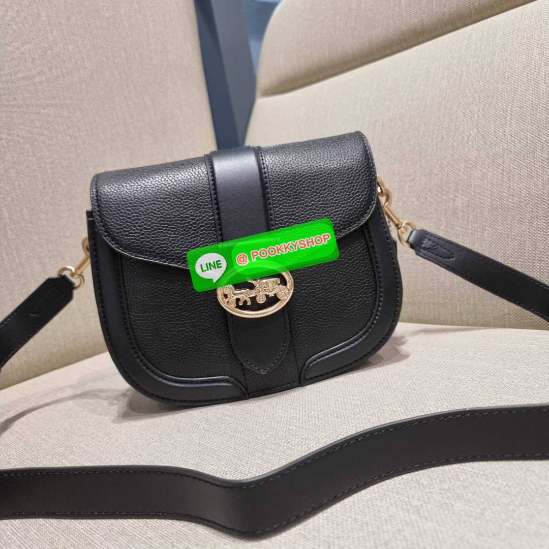 COACH C3593 GEORGIE SADDLE BAG IN COLORBLOCK SIGNATURE CANVAS WITH RIVETS ยกระดับความหรูให้กับตัวเองกันหน่อย ด้วยกระเป๋ารุ่นนี้!! ครอสบอดี้ที่ดีไซน์หรู อัพเลเวล ในราคาที่จับต้องได้ วัสดุหนังแคนวาสเคลือบสลับหนังเรียบ พิเศษไปอีกตกแต่งขอบด้วยหมุด เพิ่มดีเทลก