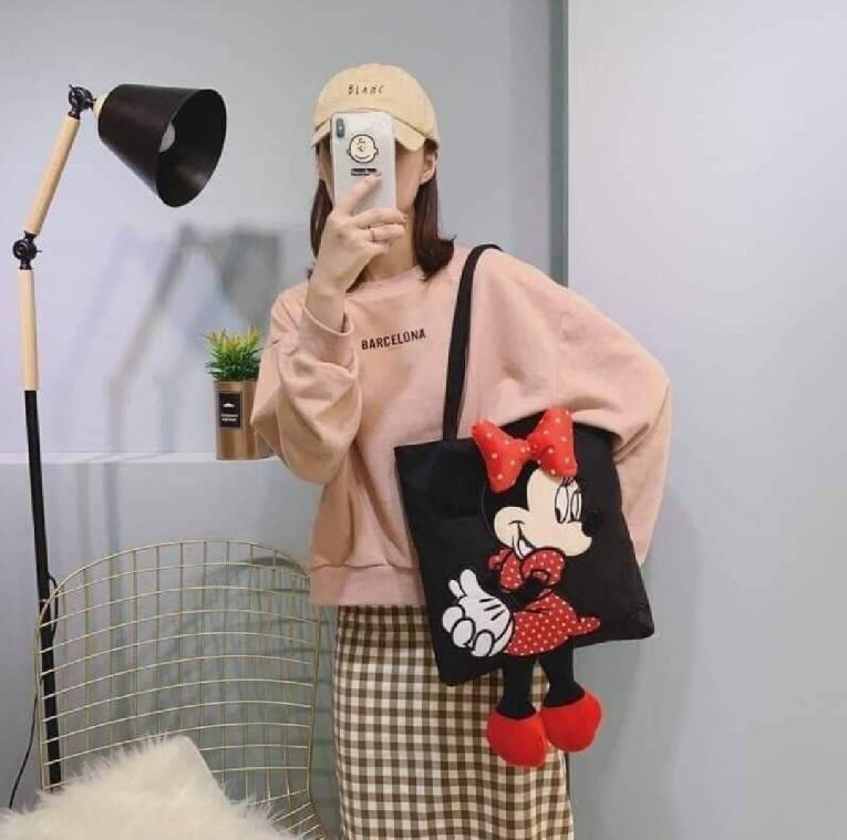 พร้อมส่ง กระเป๋า มิกกี้ มินนี้ น่ารักมากกก กระเป๋าสะพายผ้า ลายมิกกี้เมาว์ & มินนี้เมาท์ สุดน่ารัก ทรงสวย ลายการ์ตูน3มิติสวยหรู ดูแพงมาก น้ำกนักเบา จุของได้เยอะมากๆค่ะ สะพายแบบเก๋ๆ เดินเล่นชิวๆ สาวควรมีติดไว้สักใบนะค่ะ