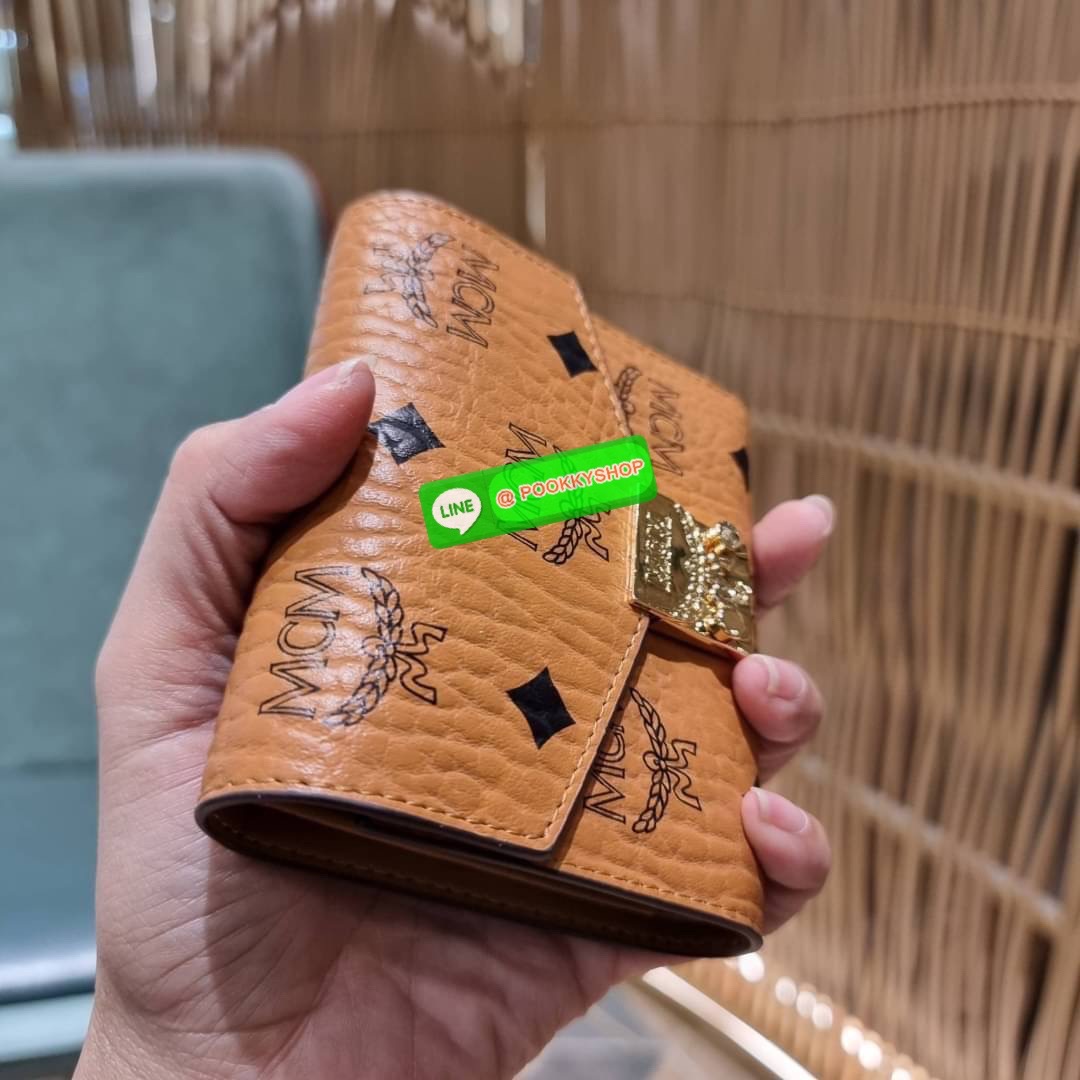 MCM PATRICIA THREE-FOLD WALLET IN VISETOS ดีไซน์ใหม่ กระเป๋าสตางค์ใบเล็ก รุ่นฝาพับ unisex ใช้ได้ทั้งหนุ่มๆและสาวๆน้า ใช้งานง่าย ด้วยกระดุมโลโก้ พกพาง่าย วัสดุหนังแคนวาสคุณภาพดี ภายในเป็นหนังแท้ นิ่ม สวย ใส่บัตรได้เยอะ ใส่ธนบัตรได้ทุกชนิด👍👍