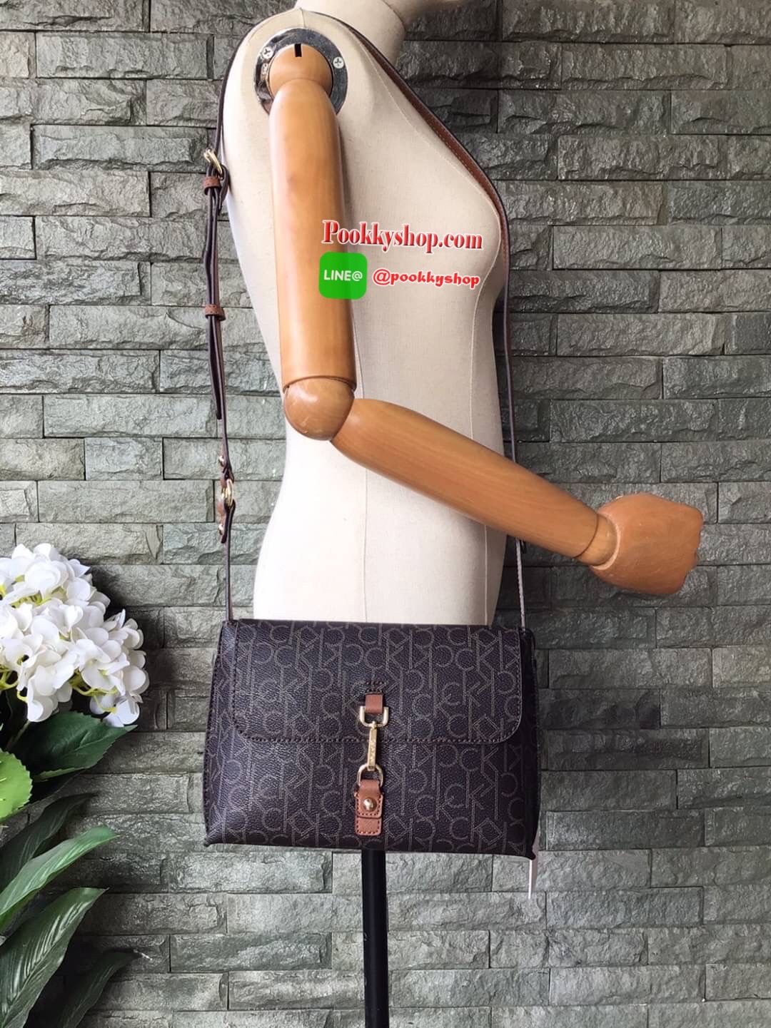 NEW ARRIVAL!! CALVIN KLEIN MONOGRAM LOGO CROSSBODY BAG กระเป๋าสะพายข้างรุ่นซิกเนเจอร์ ผลิตจากหนัง faux กันน้ำที่มีพื้นผิวอย่างละเอียดโดดเด่นด้วยดีไซน์โมโนแกรมอันเป็นสัญลักษณ์แบรนด์ ทรงน่ารัก อะไหล่ทอง เปิดปิดกระเป๋าด้วยอะไหล่กี่ยวล็อค ปั้มโลโก้แบรนด์ ภายใ