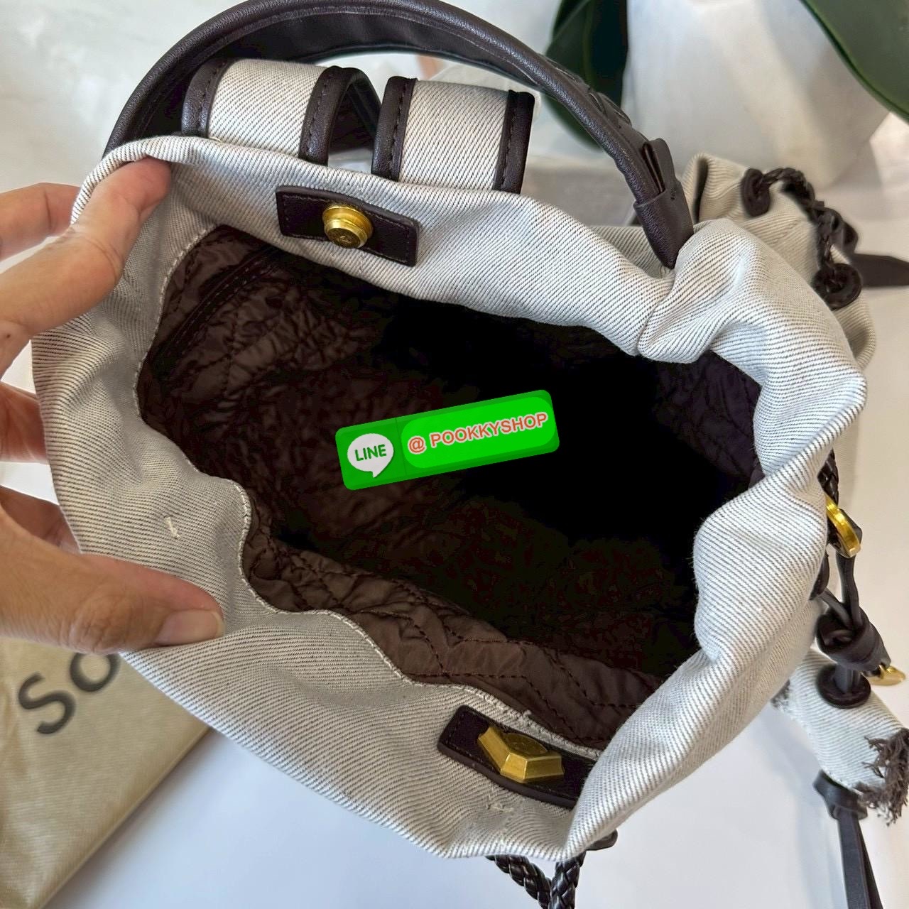 Songmont Series Backpack Female Small Capacity Songmont Drawstring Backpack กระเป๋าเป้สายรูดทรงชิคที่กำลังเป็นกระแสฮิตสุด ๆ เพราะดีไซน์เรียบเก๋ ใช้งานง่าย และแมทช์ได้หลายสไตล์ ดีไซน์ unisex ใช้ได้ทั้งผู้หญิงและผู้ชาย ดีไซน์: ทรงถุงสายรูด (Drawstring) ดูมิ