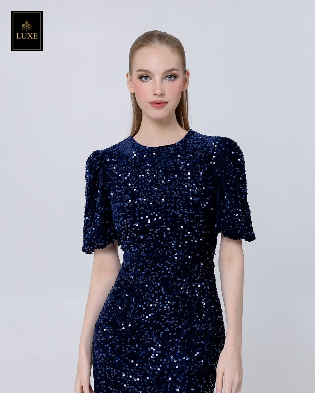 เดรสเสื้อคอกลม แขนสั้นปลายแขนพอง ชายกระโปรงบานเล็กน้อย