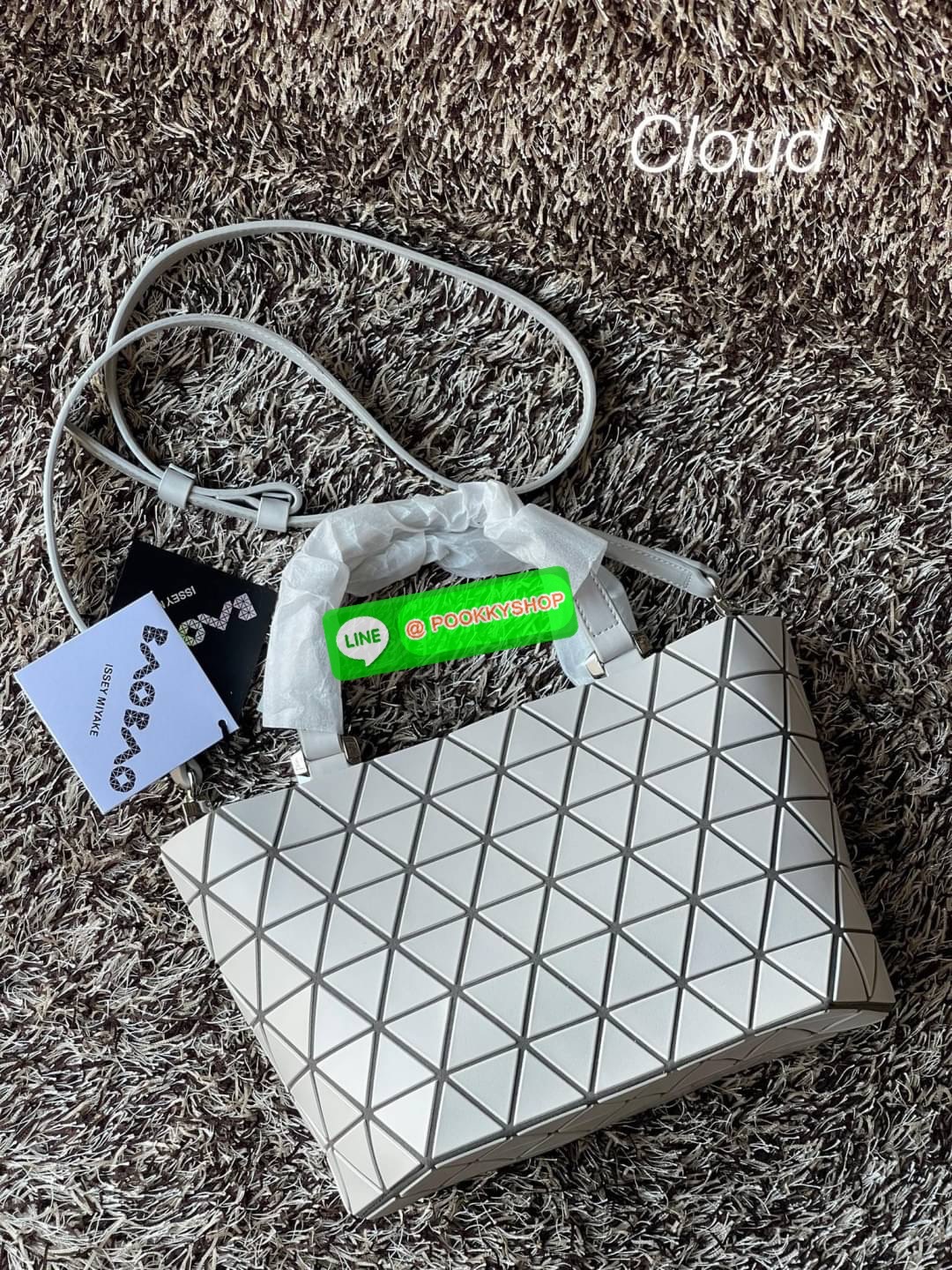 💕BAO BAO ISSEY MIYAKE MATTE CRYSTAL SMALL TOTE เป็นกระเป๋าทรงโท้ทที่มีความพิเศษด้วยการออกแบบแผ่นสามเหลี่ยมแบบใหม่จัดเรียงต่อกันในแนวตั้งเสริมกระเป๋าให้ดูหรูหรา ทันสมัย และดูมีเอกลักษณ์เป็นของตัวเอง อีกทั้งยังมีโครงสร้างฐานตาข่าย นอกจากช่วยให้กระเป