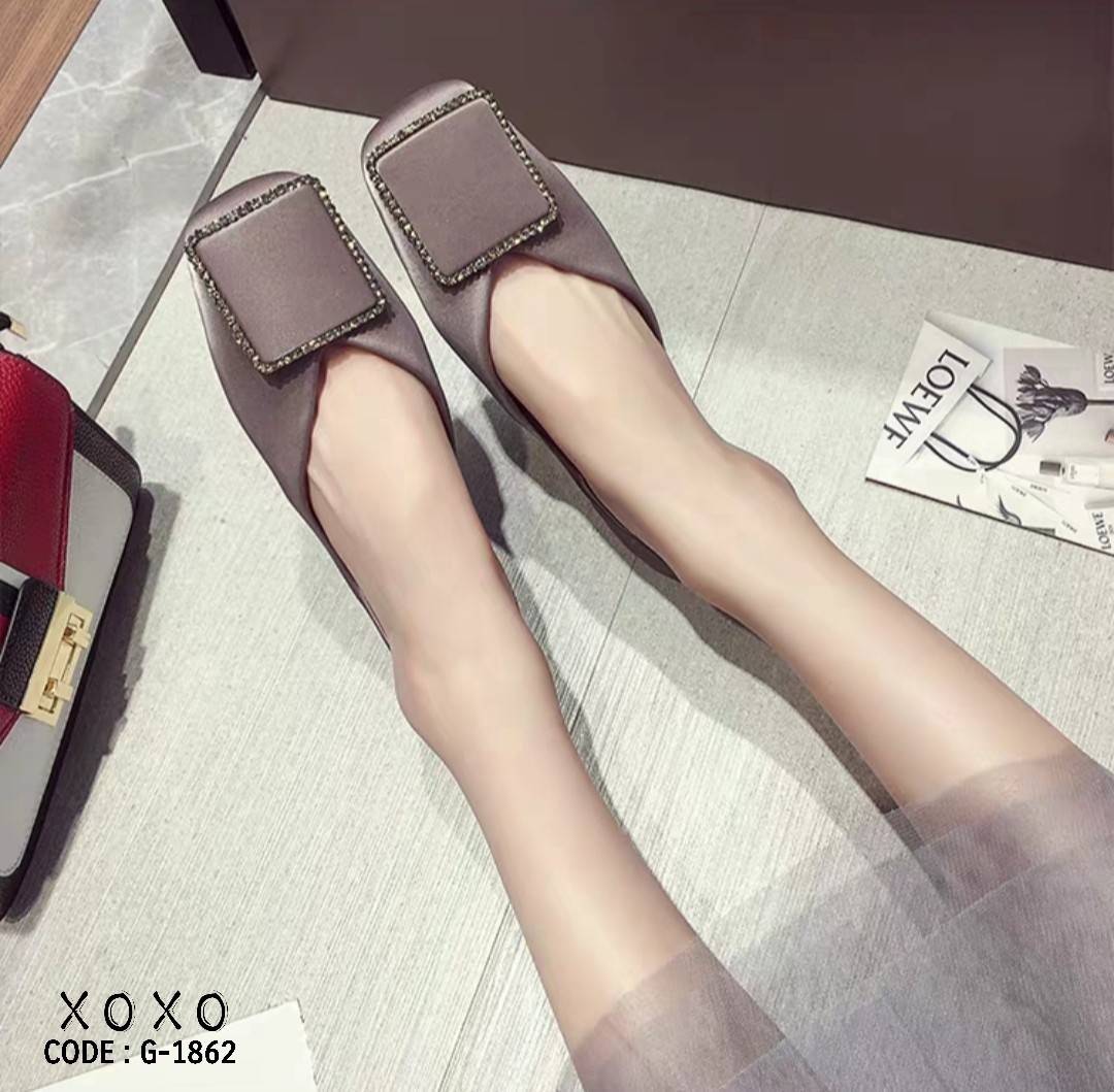 สินค้าพร้อมส่ง คัชชู ส้นแบน หน้ากว้าง ใส่สบาย วัสดุหนัง PU ดีไซน์ด้านข้างสวยเก๋ขยัก เป็นคลื่น ด้านหน้าแต่งอะไหล่ทรงสี่เหลี่ยม ขอบแต่งเพชรล้อมรอบ แมทส์ชุดง่าย น้ำหนักเบา