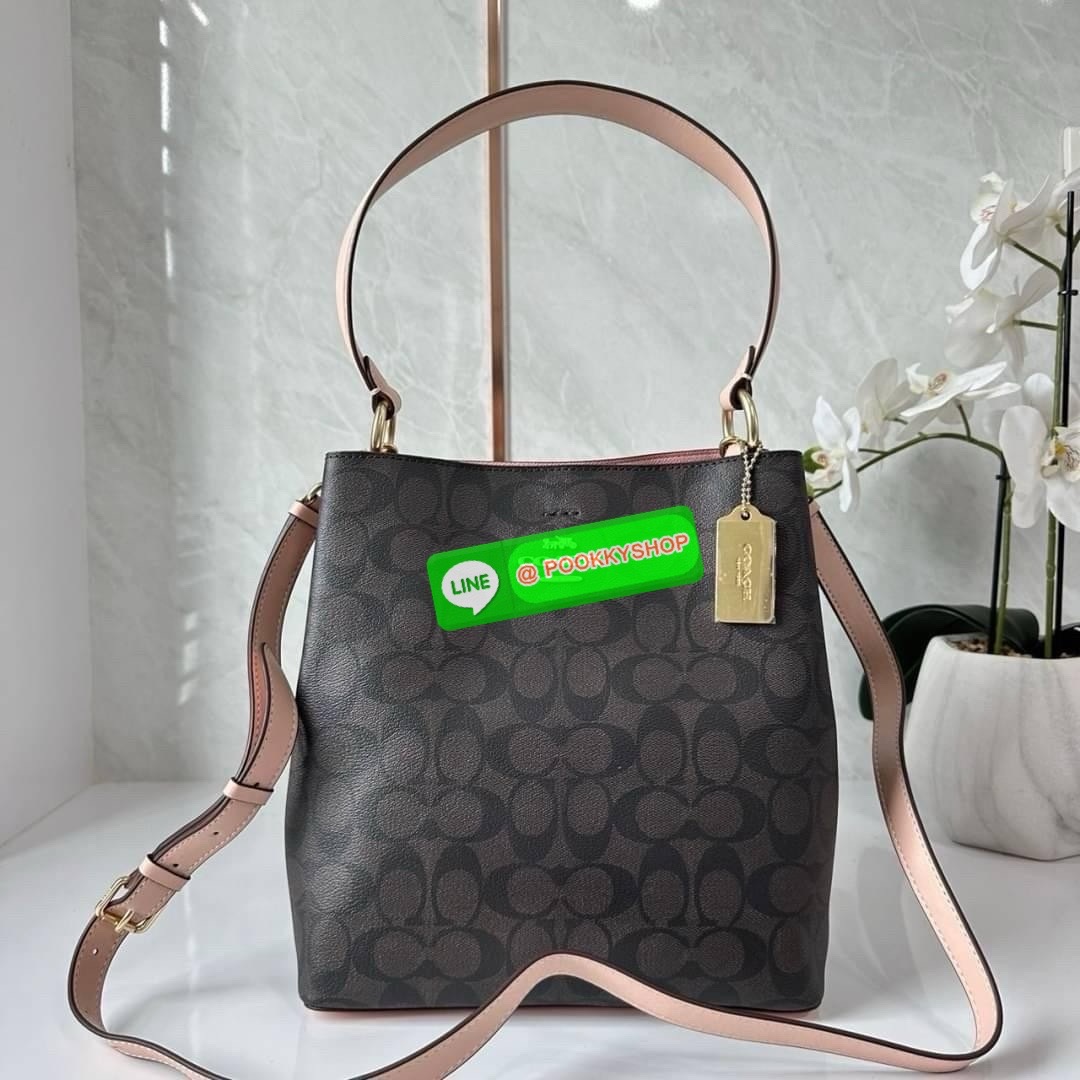 COACH TOWN BUCKET BAG IN SIGNATURE CANVAS (COACH 91512) 🔖 กระเป๋าสะพาย/ถือบัคเกต รุ่นคลาสสิคตลอดกาลไม่เอ้าท์ 🔖วัสดุ: แคนวาส ตัดหนังแท้ 🔖เปิด-ปิด กระเป๋าด้วยกระดุมแม่เหล็ก ภายในช่องโล่ง มีช่องซิปแบ่งตรงกลาง แยกเก็บของได้อย่างเป็นสัด