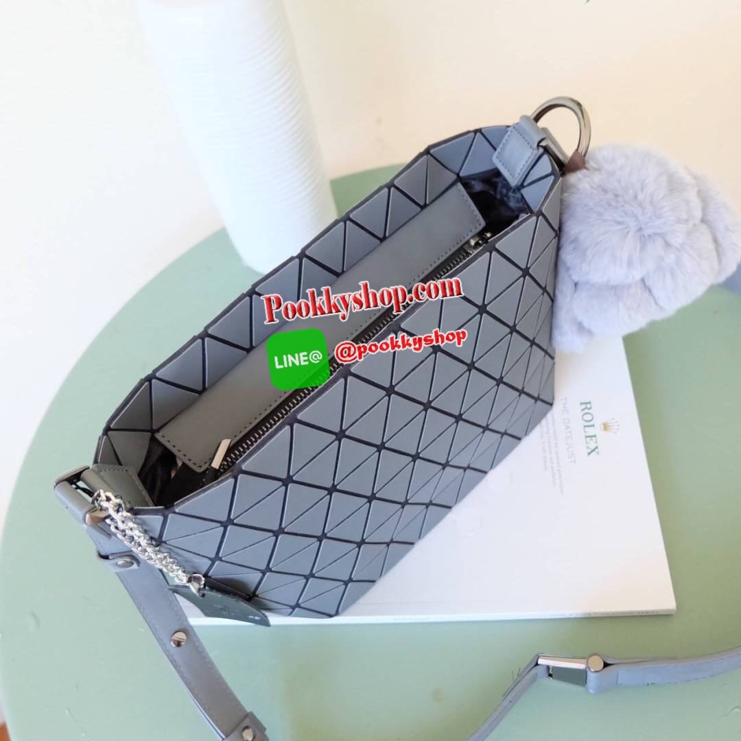 ใหม่ล่าสุด กระเป๋า จากแบรนด์ David Jones กระเป๋าถือ/สะพายข้างดีไซน์เกร๋มาก สีสวยหรูมาก ขนาดกำลังดีเลย น้ำหนักเบามากคะ ภายในมีช่องเก็บของจุกจิกได้ พิเศษ !! แถมน้องกระต่ายขนฟู เข้าset กับกระเป๋าเลยค่า น่ารักมากๆ มีถุงผ้าแบรนด์ให้คะ ใบจริงสวยมากคะ ดีต่อใจ มี