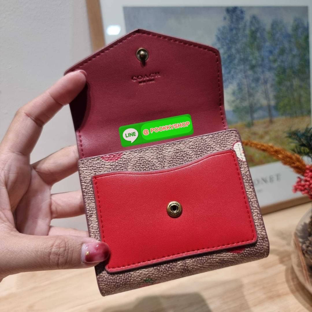 COACH 87709 SMALL WALLET IN SIGNATURE CANVAS WITH SCATTERED APPLE PRINT 🔆 Details กระเป๋าสตางค์ใบสั้น พับสองตอน อะไหล่สีทองเหลือง สวยคลาสสิค แต่งเติมสีสันด้วยแอปเปิ้ลคละเต็มใบ ดูสวยหรูอย่างลงตัว เปิด-ปิดด้วยกระดุม ภายในมีช่องใส่บัตร ใส่ธนบัตรได้ทุ