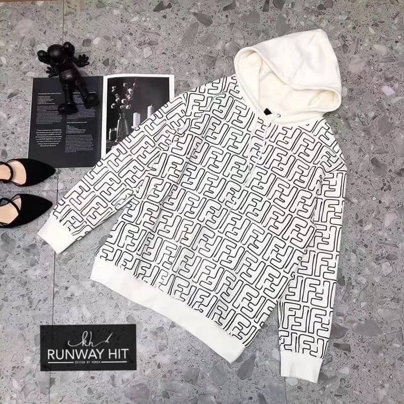 Detail เสื้อจั๊มเปอร์ มีhood brand fendi new collection2020 ผ้าใส่สบายของสวยจะใส่แมทช์กับอะไรก้อสวยค่ะสวยเป๊ะสุดๆของสวยๆต้องมีคะบอกเลยจ้า งานhiend 1:1 สวยเป๊ะผ้าดีสุดๆเลยจ้ะพี่จ๋า