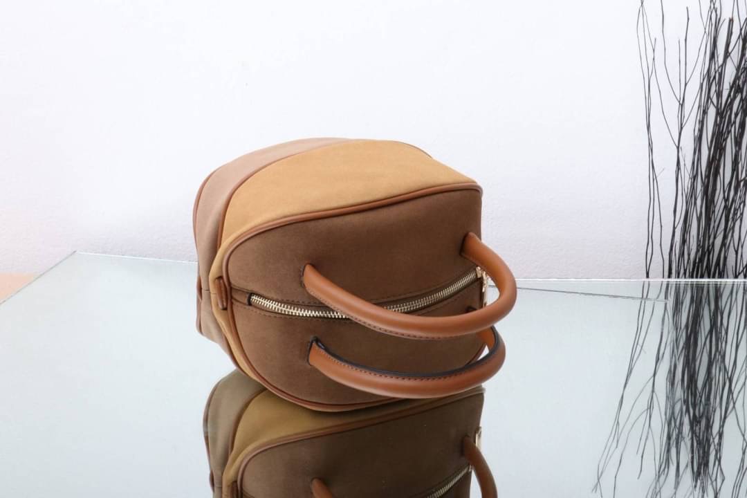 กระเป๋าลูกมะเฟืองยอดฮิต ดาราเซเลปใช้กันเยอะมาก งานตั้งใจผลิตกว่าจะได้มา แก้งานข้ามปี หลายรอบเพื่อความเป๊ะ งานสวยหนังสวย แถมฟรี!! ที่ห้อยลายดอกไม้ โอ้ย!!สวยเป๊ะขนาดนี้จะพลาดได้งัย