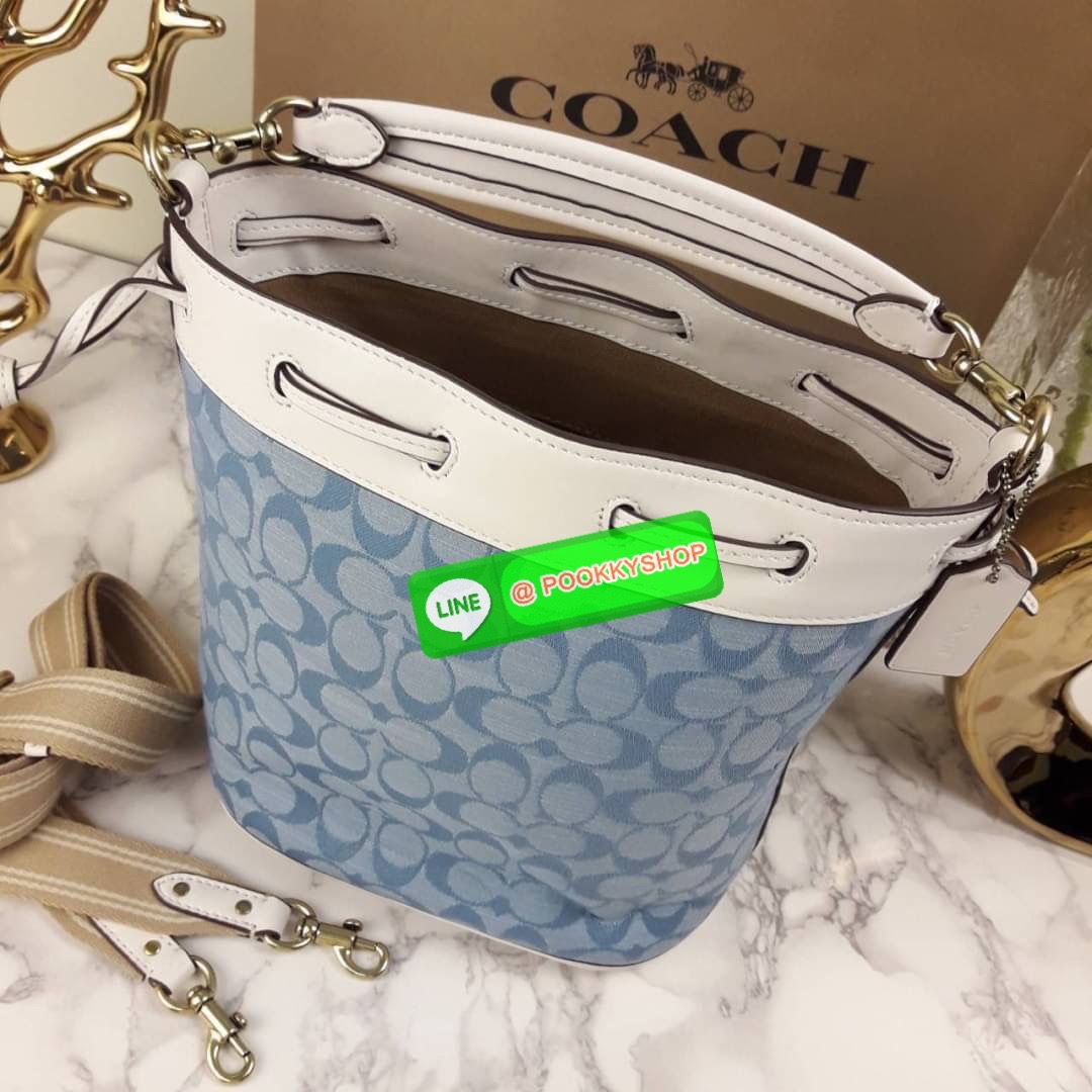 NEW IN HOT ITEM >>ทรงฮิต ติดจรวด หลงรักกันแทบทุกราย😍>>COACH FIELD BUCKET BAG IN SIGNATURE CHAMBRAY (C4693)🍁กระเป๋าสะพายข้างทรงขนมจีบ ทรงสวยมากมาย//วัสดุผ้าทอลาย signature โดดเด่นสียีนส์ ตัดกับขอบหนังแท้คุณภาพ >>มี 2 สายสะ